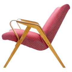 Fauteuil du milieu du siècle dernier en tissu rose et chêne de Tatra, Tchécoslovaquie, années 1960