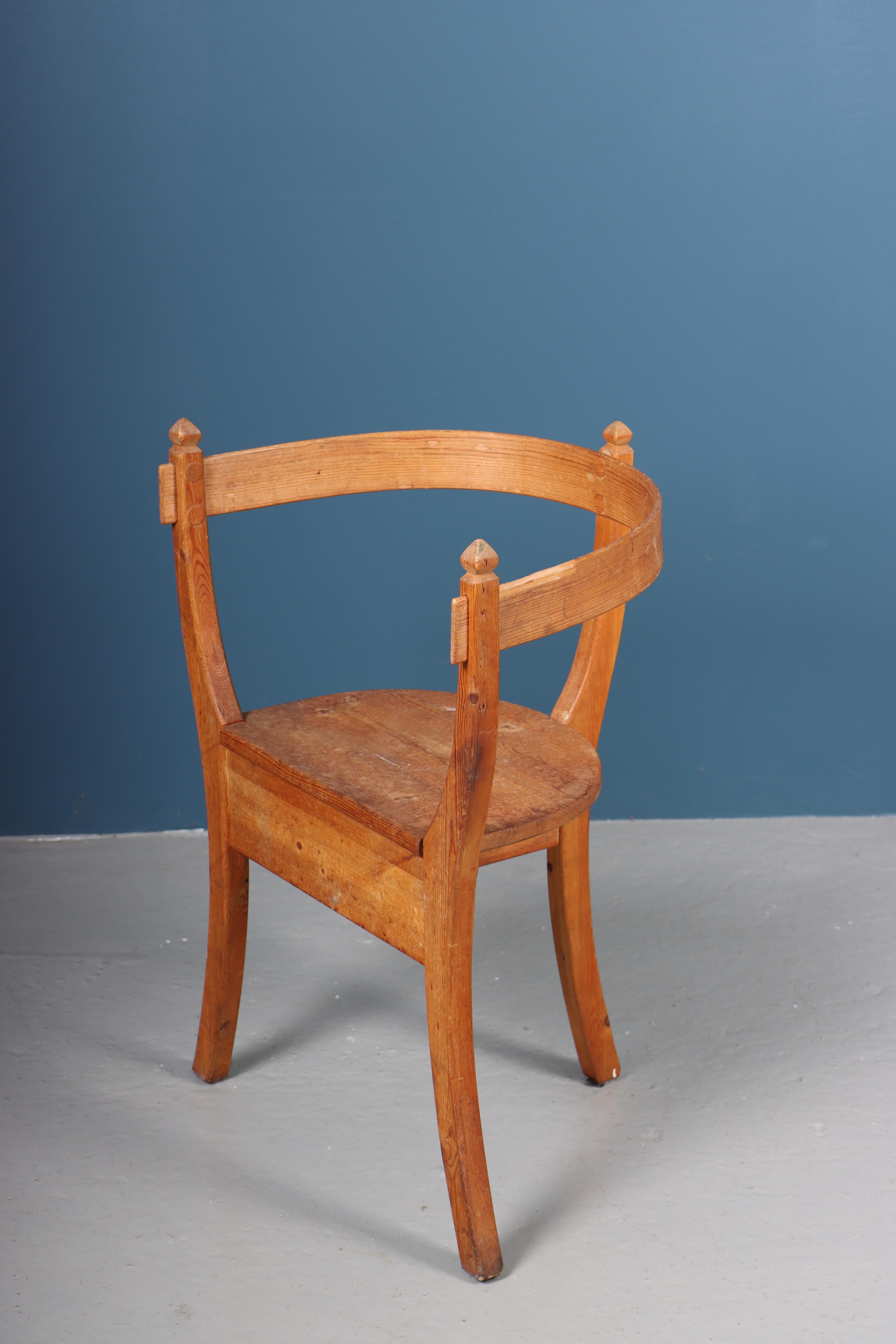 Sessel aus massivem Kiefernholz, entworfen und hergestellt in Norwegen. Ursprünglicher Zustand.