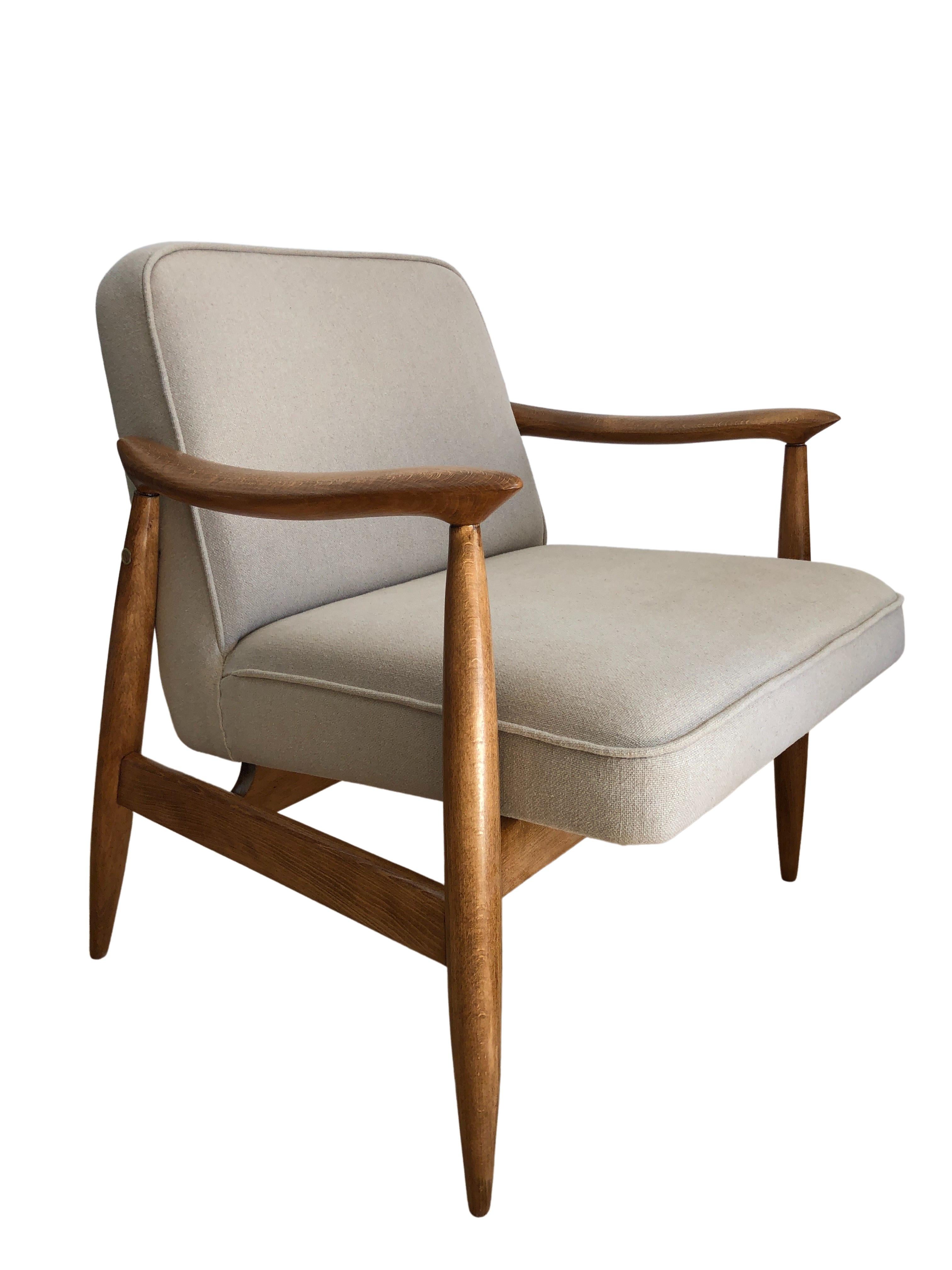 Eine der Ikonen des polnischen Designs aus der Mitte des Jahrhunderts, das Sesselmodell GFM-87, entworfen von Juliusz Kedziorek, hergestellt von Goscicinskie Fabryki Mebli in Polen in den 1960er Jahren. 

Die Struktur ist aus Buchenholz gefertigt