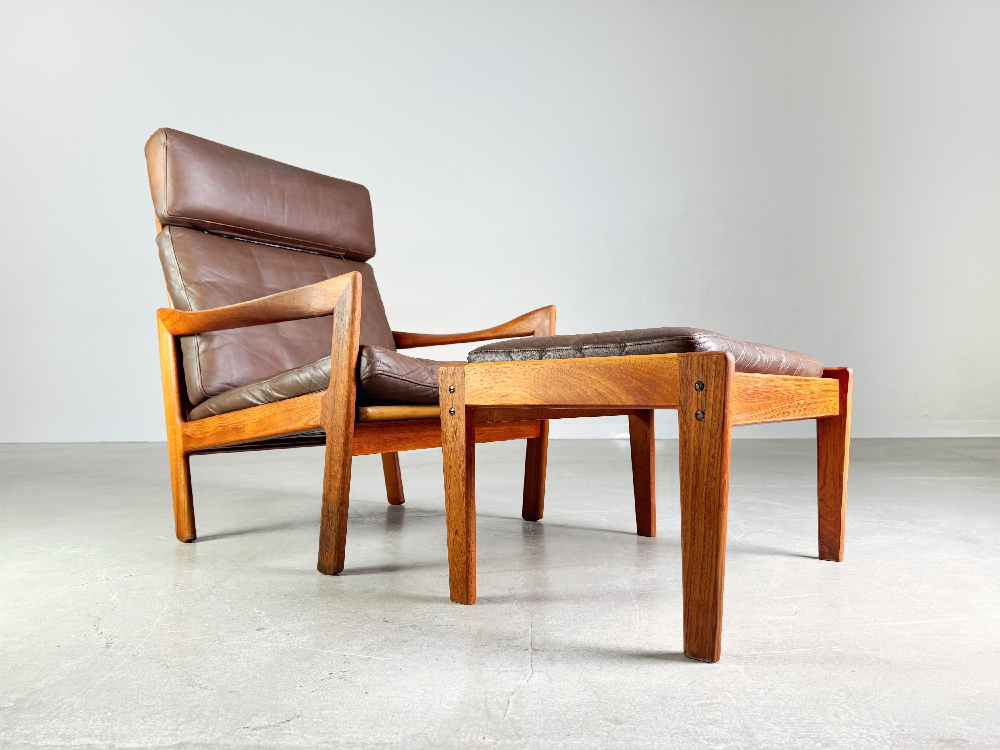 Wir bieten einen schönen Hochlehner-Sessel mit Ottomane von Niels Eilersen aus den 1960er Jahren zum Verkauf an. Das Design stammt von Illum Wikkelsø und verbindet skandinavische Eleganz mit zeitloser Funktionalität. Die Polsterung ist in gutem