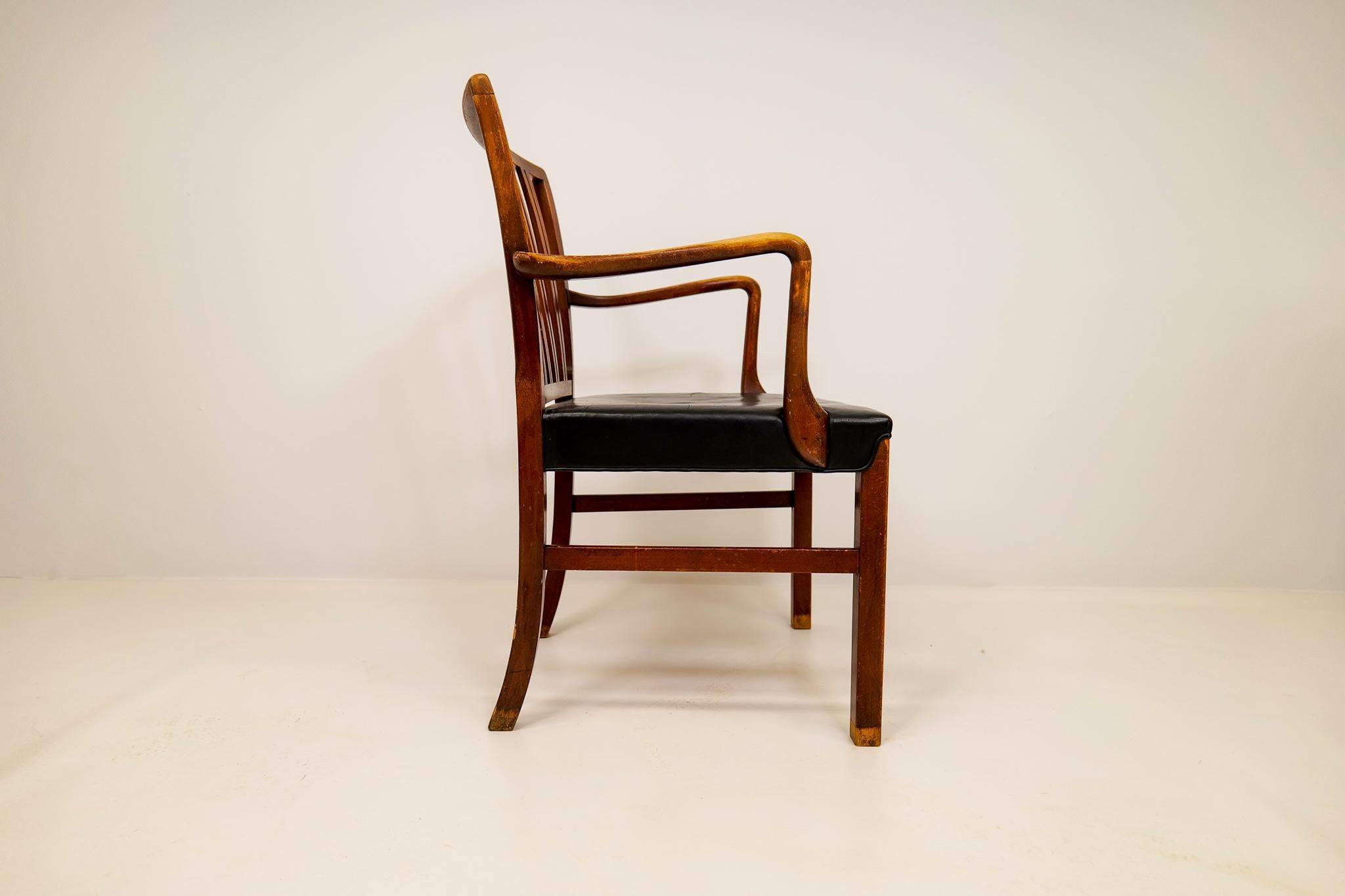 Midcentury Armchair Ole Wanscher for Fritz Hansen, Stained Beech and Leather  For Sale 3