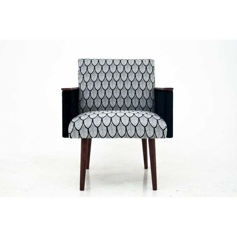 Vintage armchair after renovation of the Mid-Century Modern period.
This is after complex renovation of wood.
The upholstery changed for the new one with feather-like pattern.