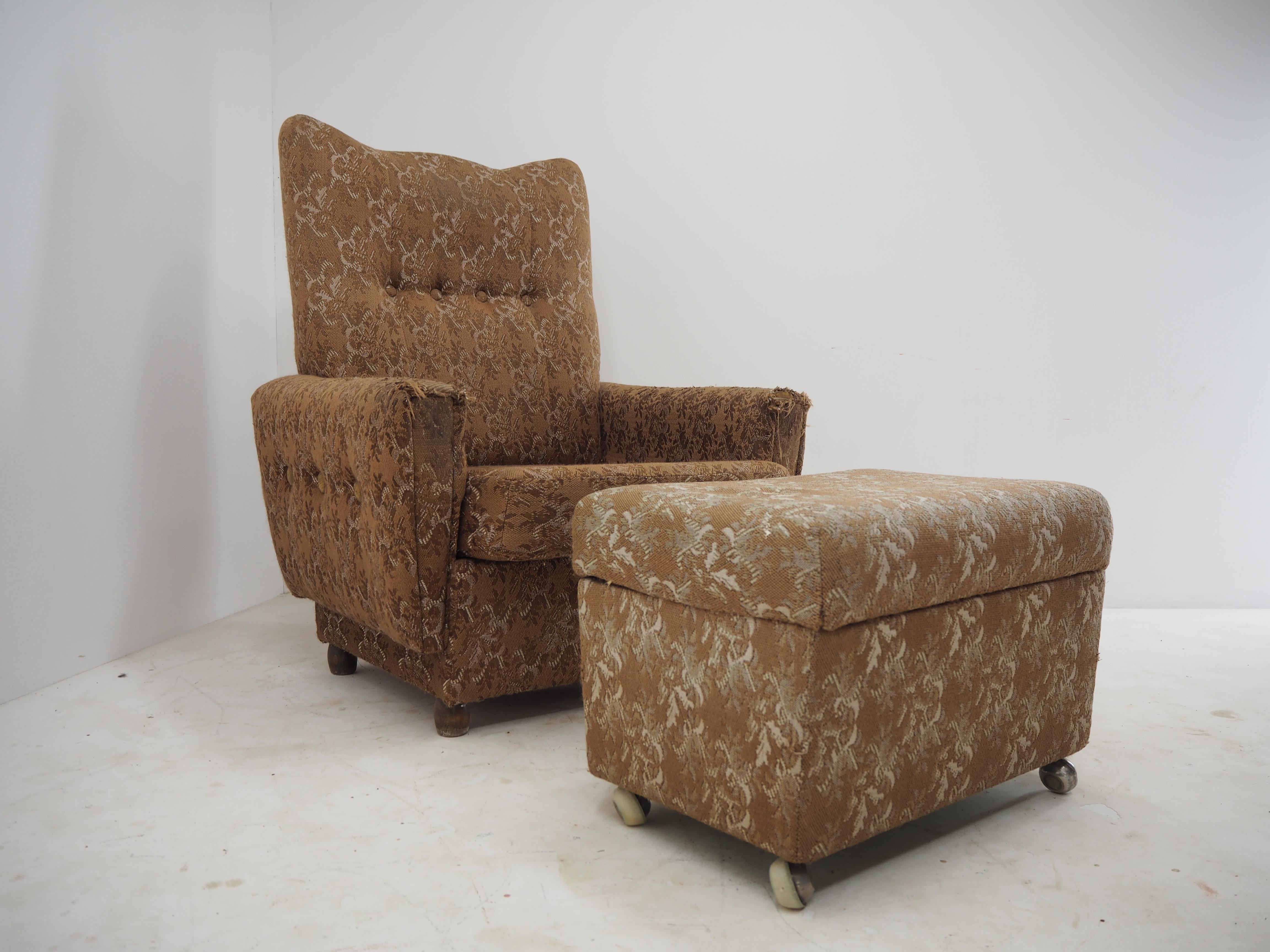 In original condition
need a new upholstery
footstool dimension is 40cm x 58cm x 75cm.