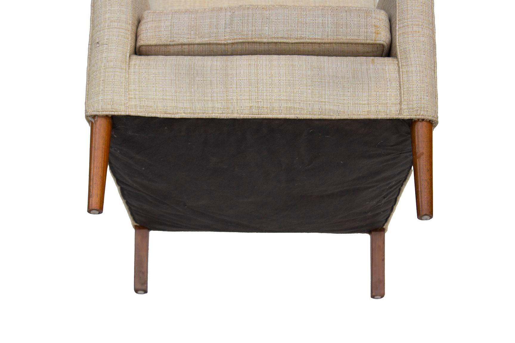 Midcentury Armchair with nice Moderate Scale For Sale 3
