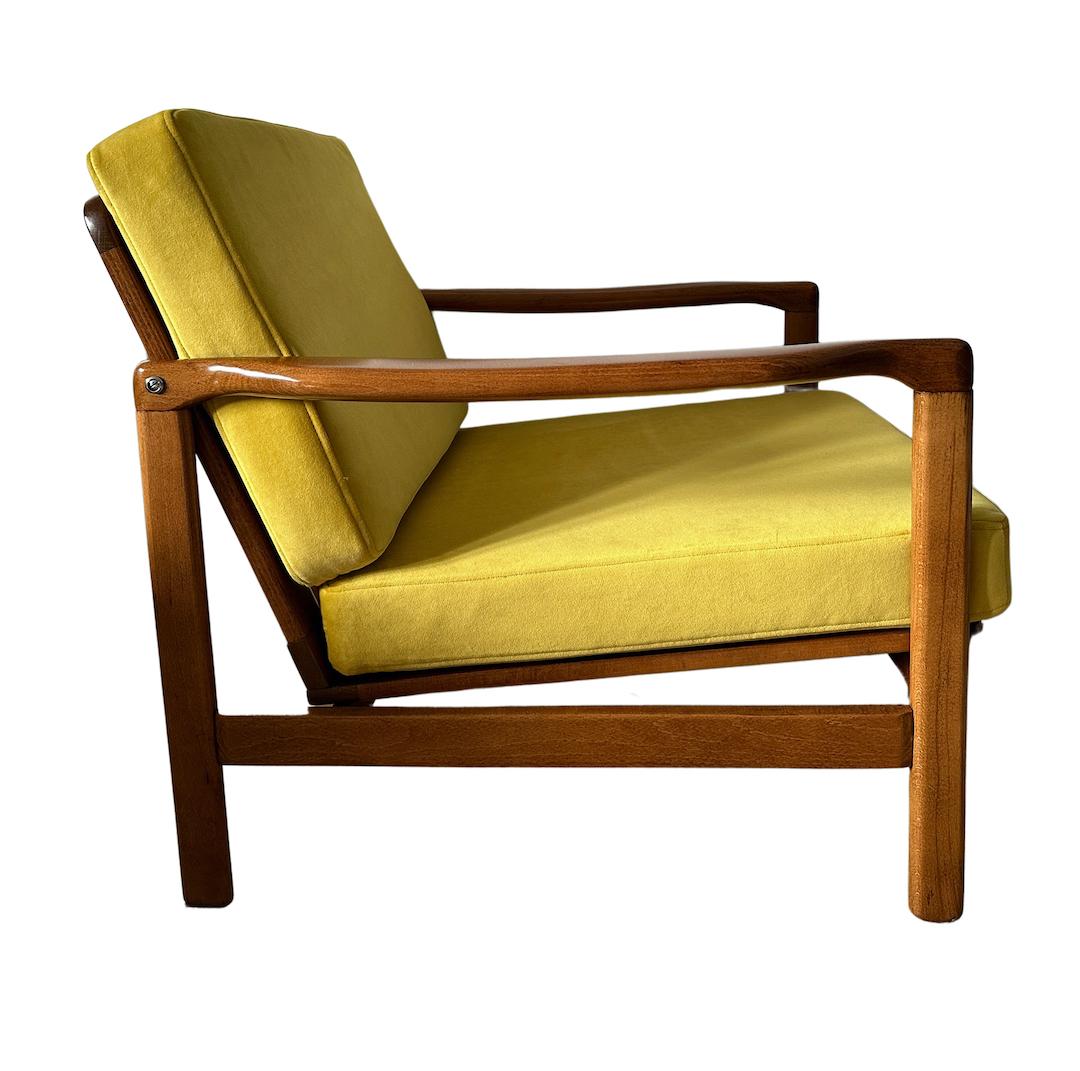 Midcentury lounge chairs model B-7752, designed by Zenon Baczyk, has been manufactured by Swarzedzkie Fabryki Mebli in Poland in the 1960s. 

The structure is made of beech wood in deep honey brown color, finished with a semi matte varnish. 

The