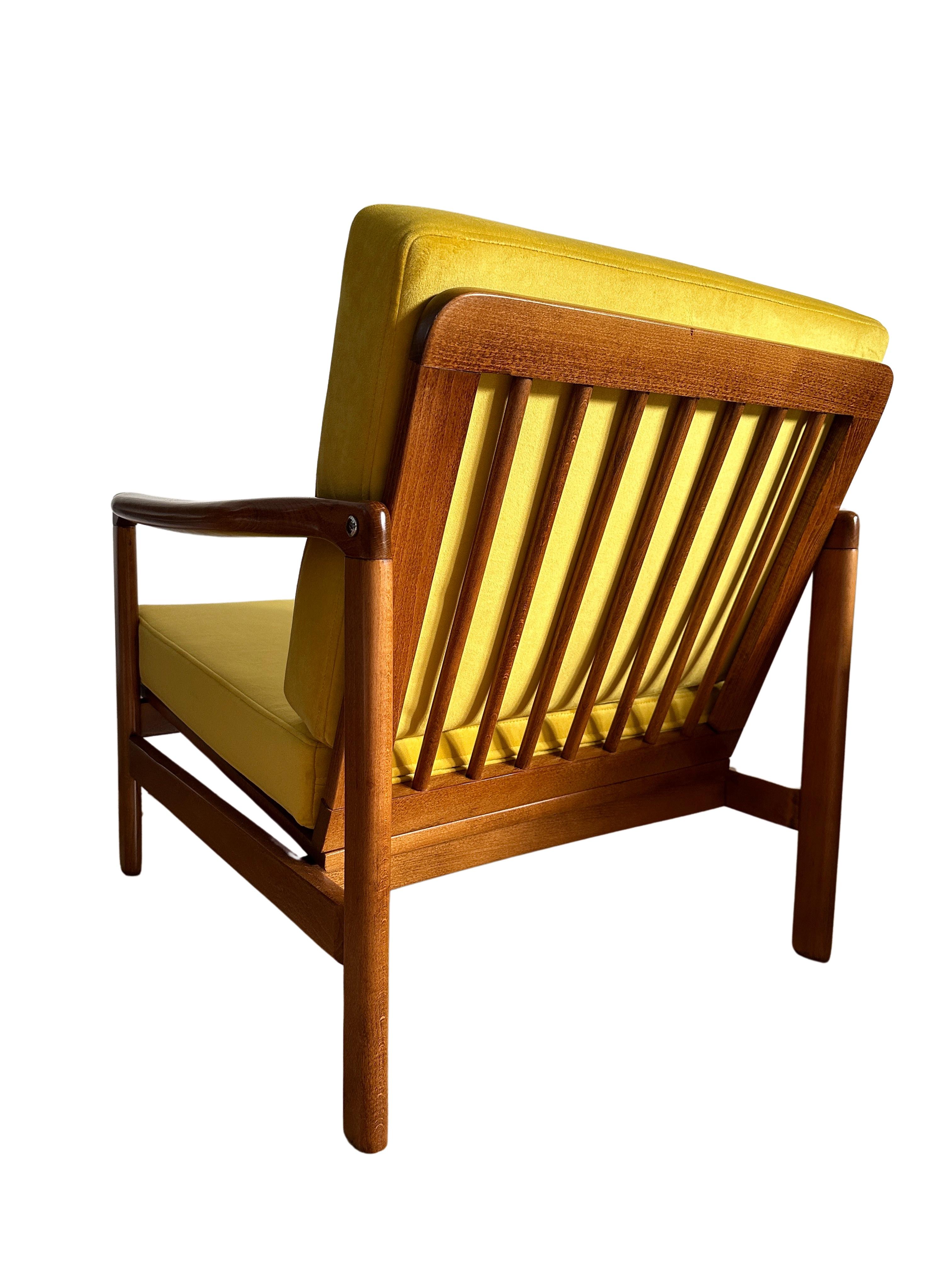 Midcentury Armchair, Yellow Velvet Upholstery, Poland, 1960s 2