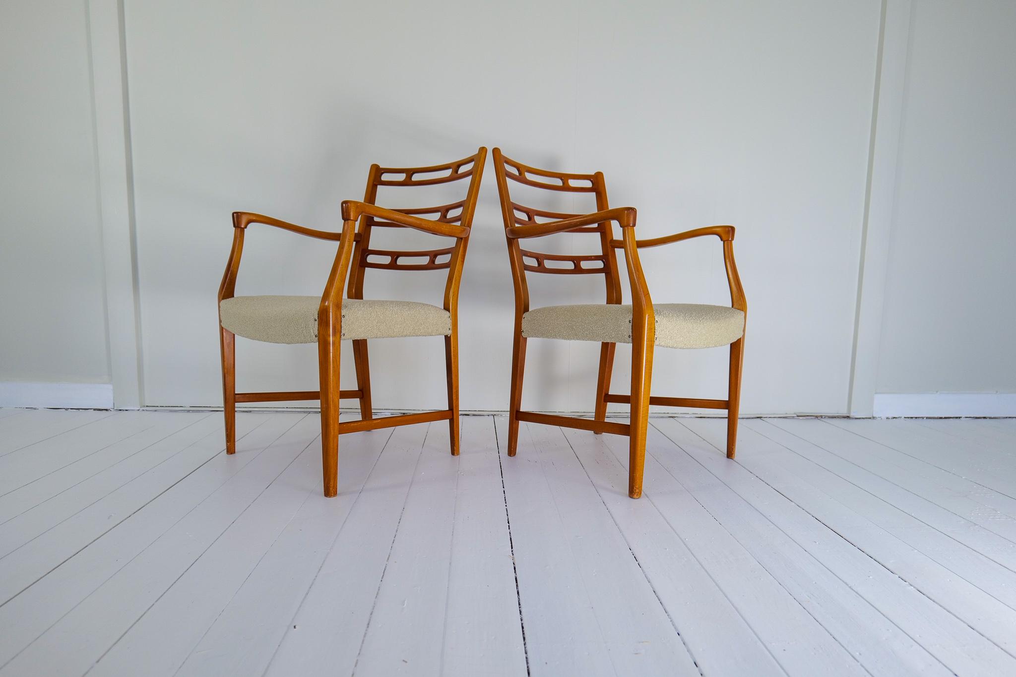 David/One est le créateur de la série Futura conçue pour NK Nordiska Kompaniet Suède. Ces deux fauteuils en hêtre laqué ont une allure à la fois moderne et sophistiquée. L'assise a été récemment recouverte d'un tissu bouclé blanc cassé. 

Bon état