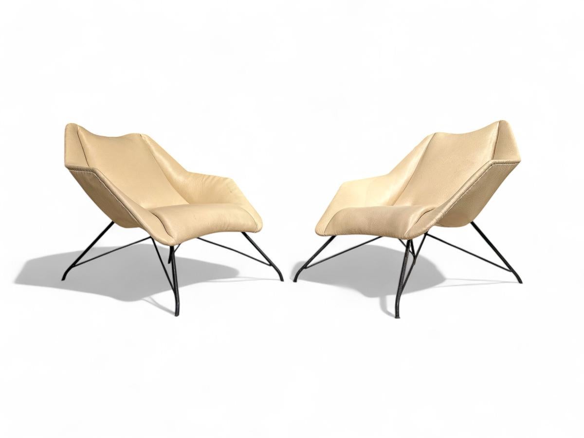 Available now, these Brazilian Modern armchairs in white leather & iron, where designed by Carlo Hauner and manufactured by Forma Moveis in Brazil 1955 and are fabulous! The name of the model is “Concha” (“Shell” in Portuguese), as they resemble an