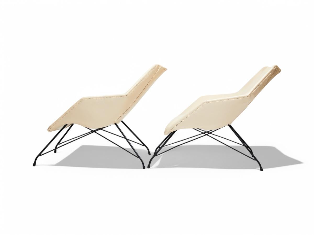 Brazilian Midcentury Armchairs in White Leather & Iron Base by Carlo Hauner, 1955, Brazil For Sale
