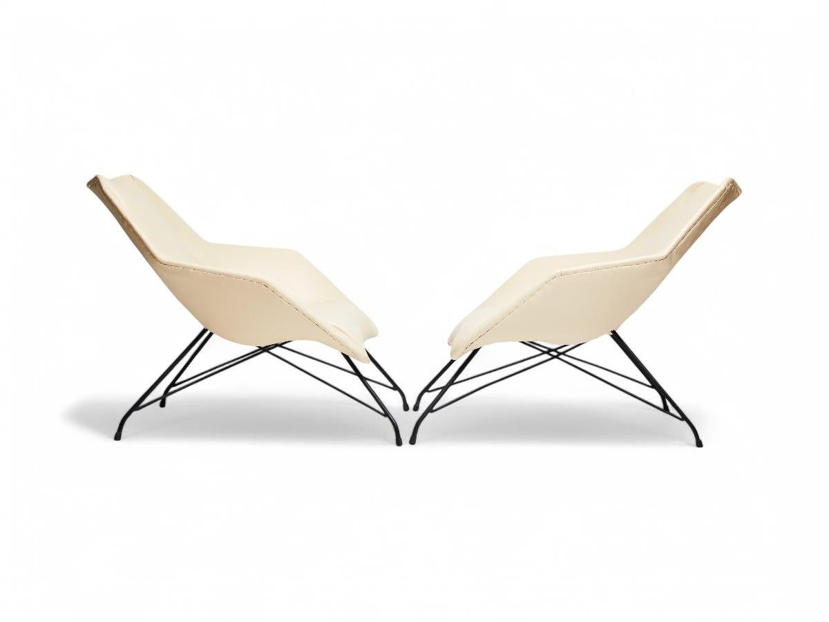 Midcentury Armchairs in White Leather & Iron Base by Carlo Hauner, 1955, Brazil In Good Condition For Sale In New York, NY
