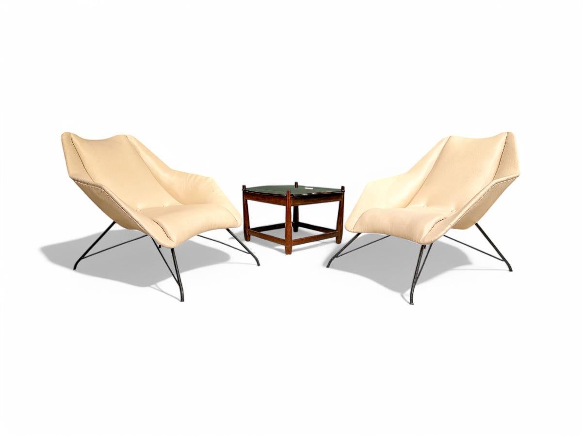 20th Century Midcentury Armchairs in White Leather & Iron Base by Carlo Hauner, 1955, Brazil For Sale