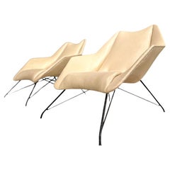 Sillones de cuero blanco y base de hierro de Carlo Hauner, 1955, Brasil