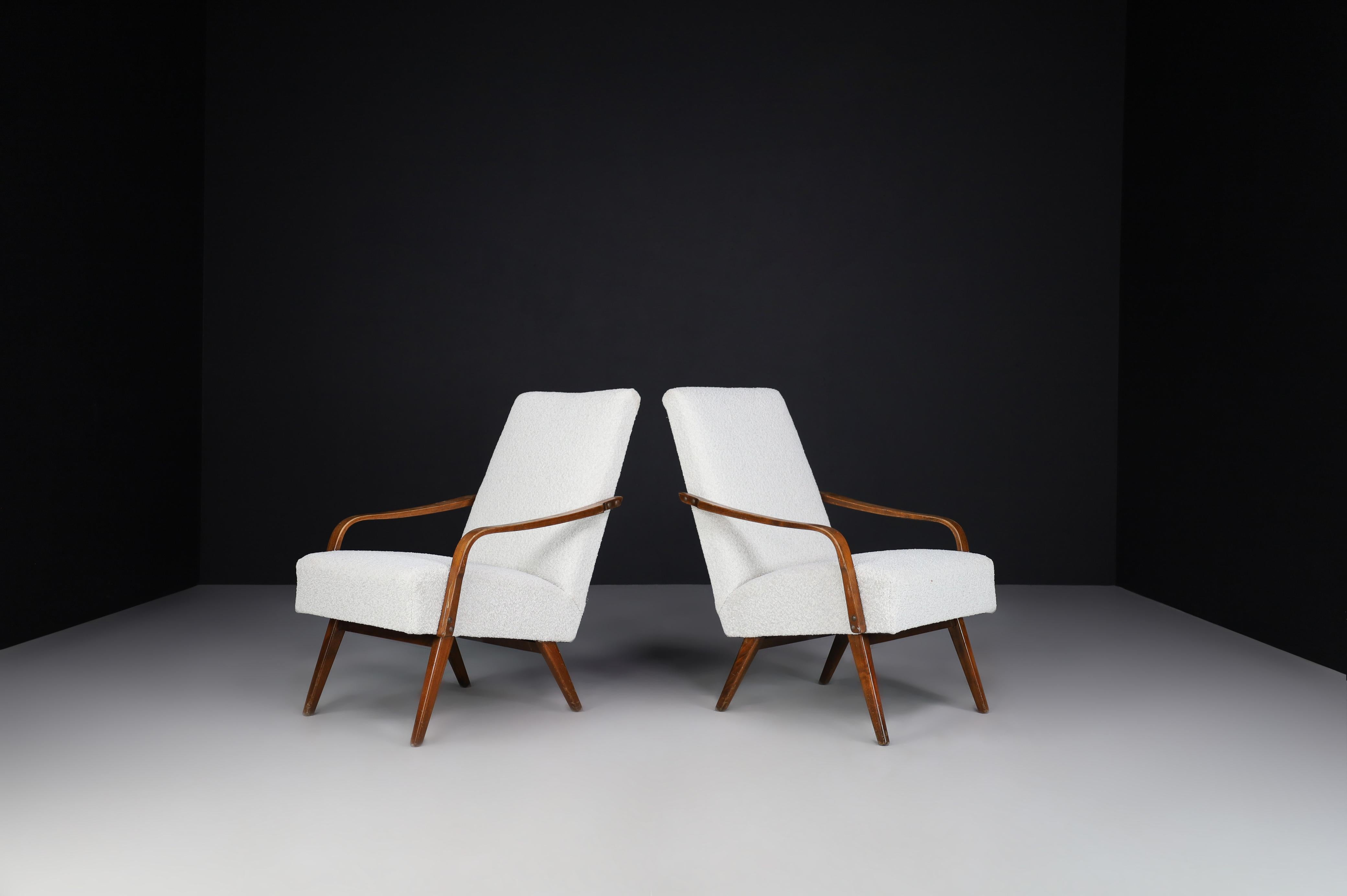 Sessel aus der Mitte des Jahrhunderts, hergestellt und entworfen in Praque 1950s. 

Sessel aus der Mitte des Jahrhunderts, hergestellt und entworfen in Praque 1950s. Diese Sessel wurden gerade mit Bouclé-Stoff neu bezogen und haben ein schönes,
