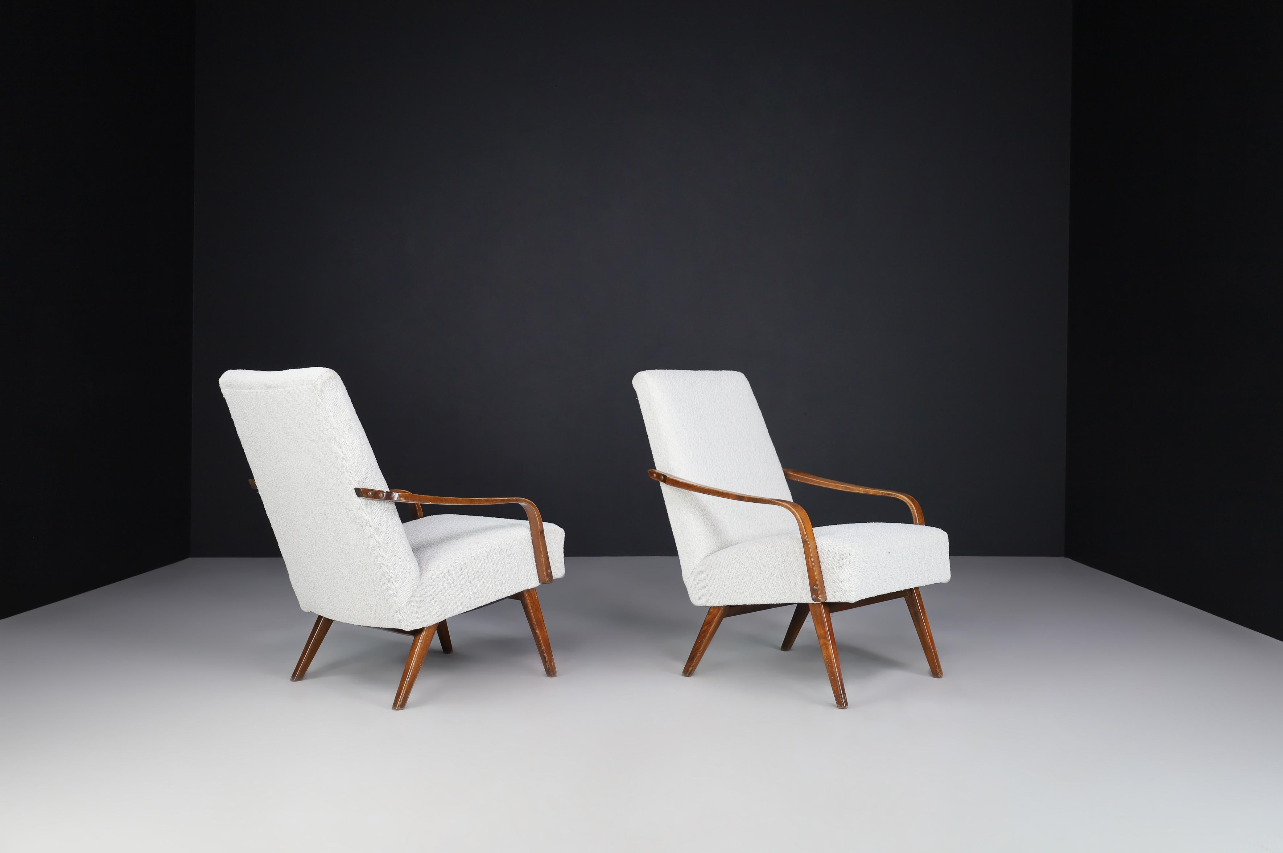 Sessel aus der Mitte des Jahrhunderts, hergestellt und entworfen in Praque, 1950er Jahre.    (Moderne der Mitte des Jahrhunderts) im Angebot