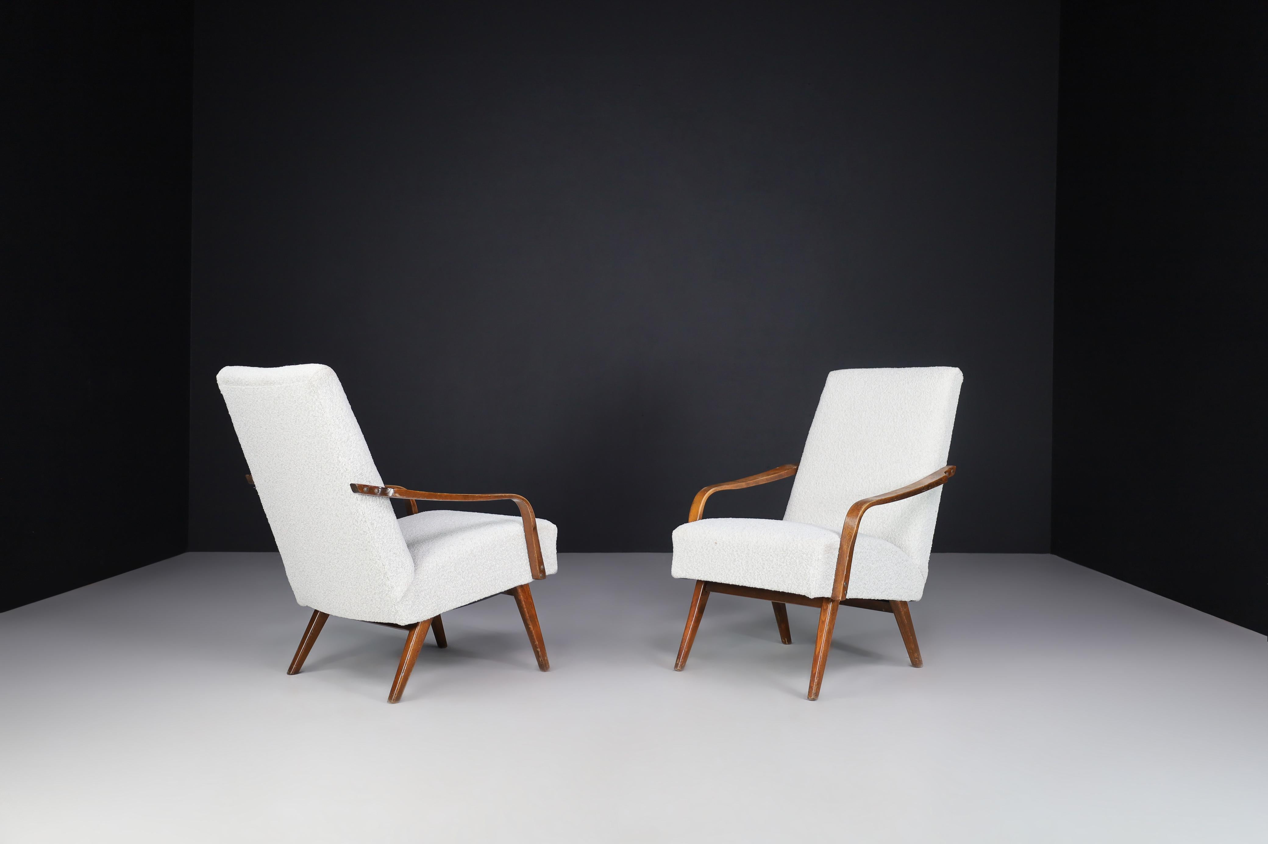 Sessel aus der Mitte des Jahrhunderts, hergestellt und entworfen in Praque, 1950er Jahre.    (Tschechisch) im Angebot