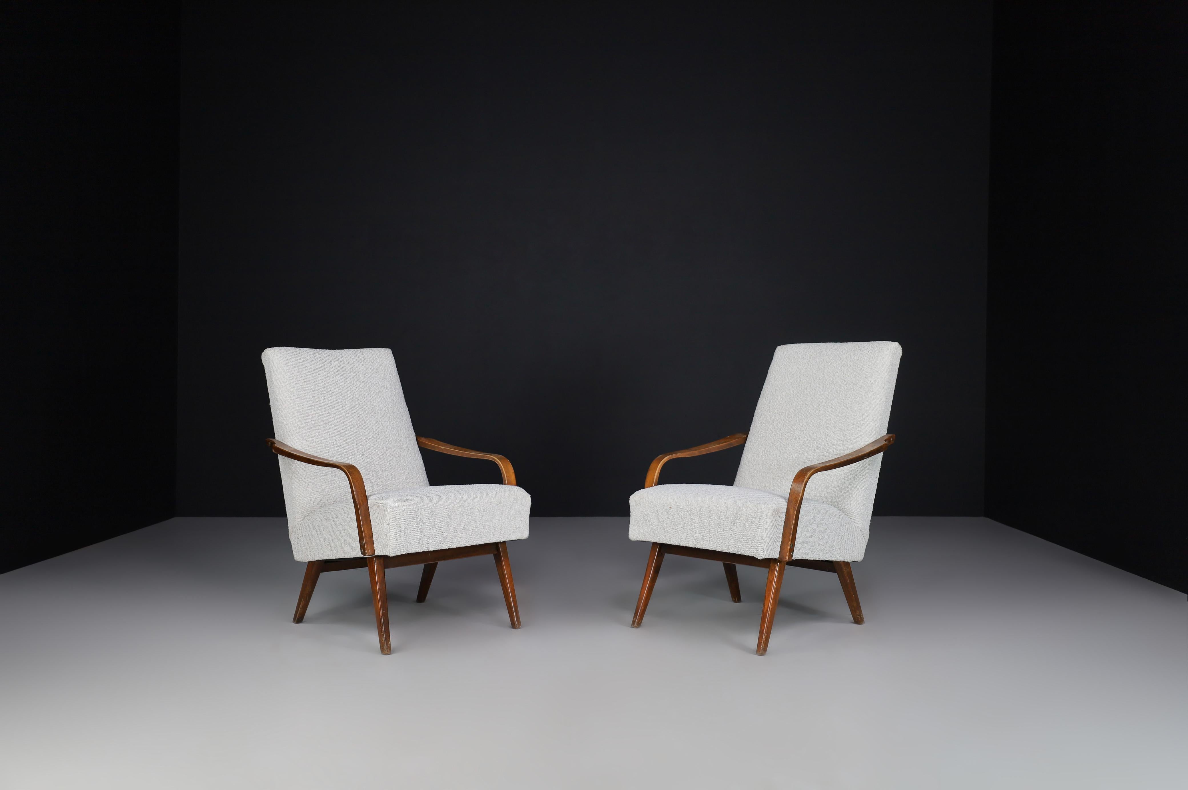 Sessel aus der Mitte des Jahrhunderts, hergestellt und entworfen in Praque, 1950er Jahre.    im Zustand „Gut“ im Angebot in Almelo, NL