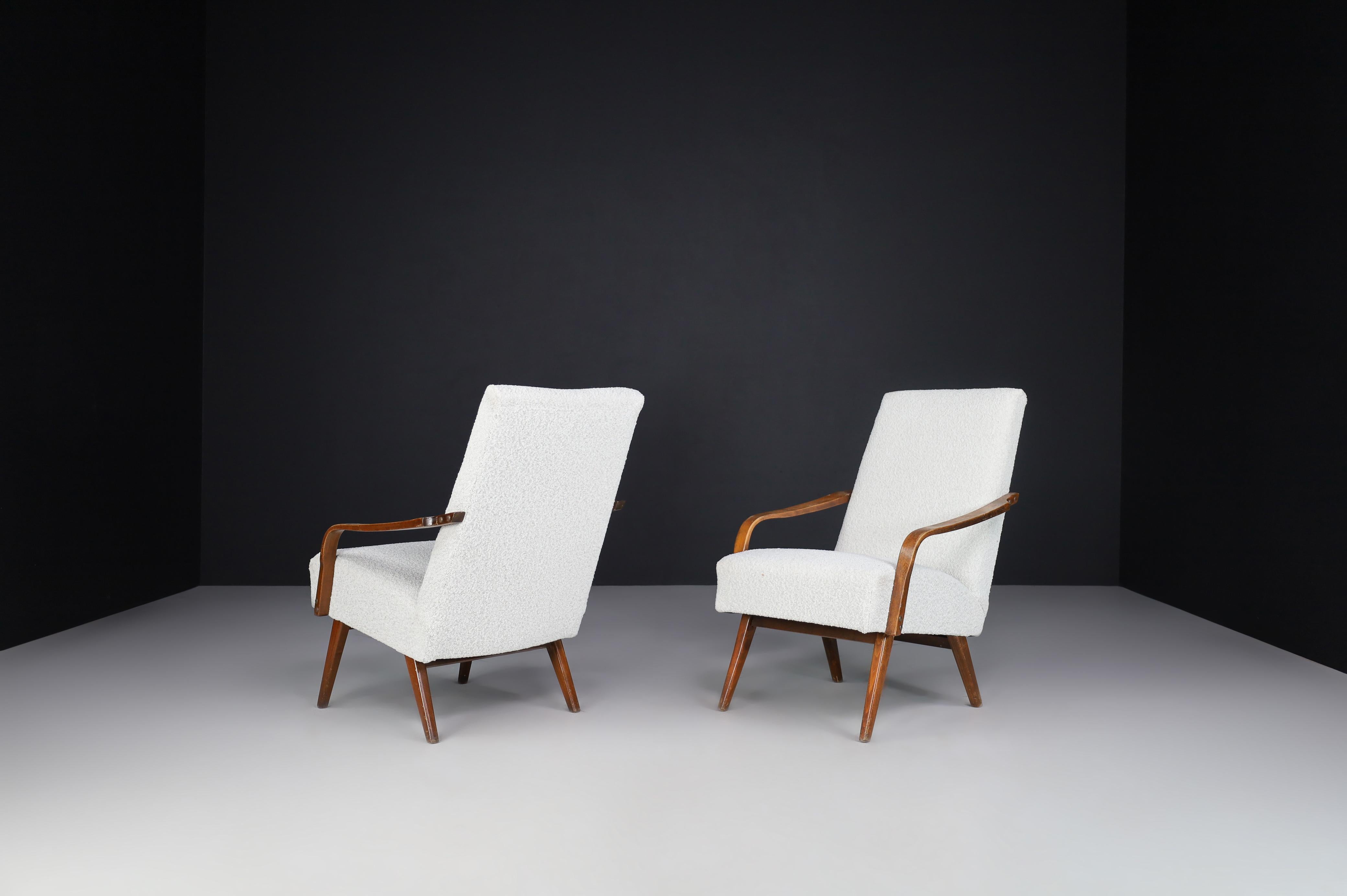 Sessel aus der Mitte des Jahrhunderts, hergestellt und entworfen in Praque, 1950er Jahre.    (20. Jahrhundert) im Angebot