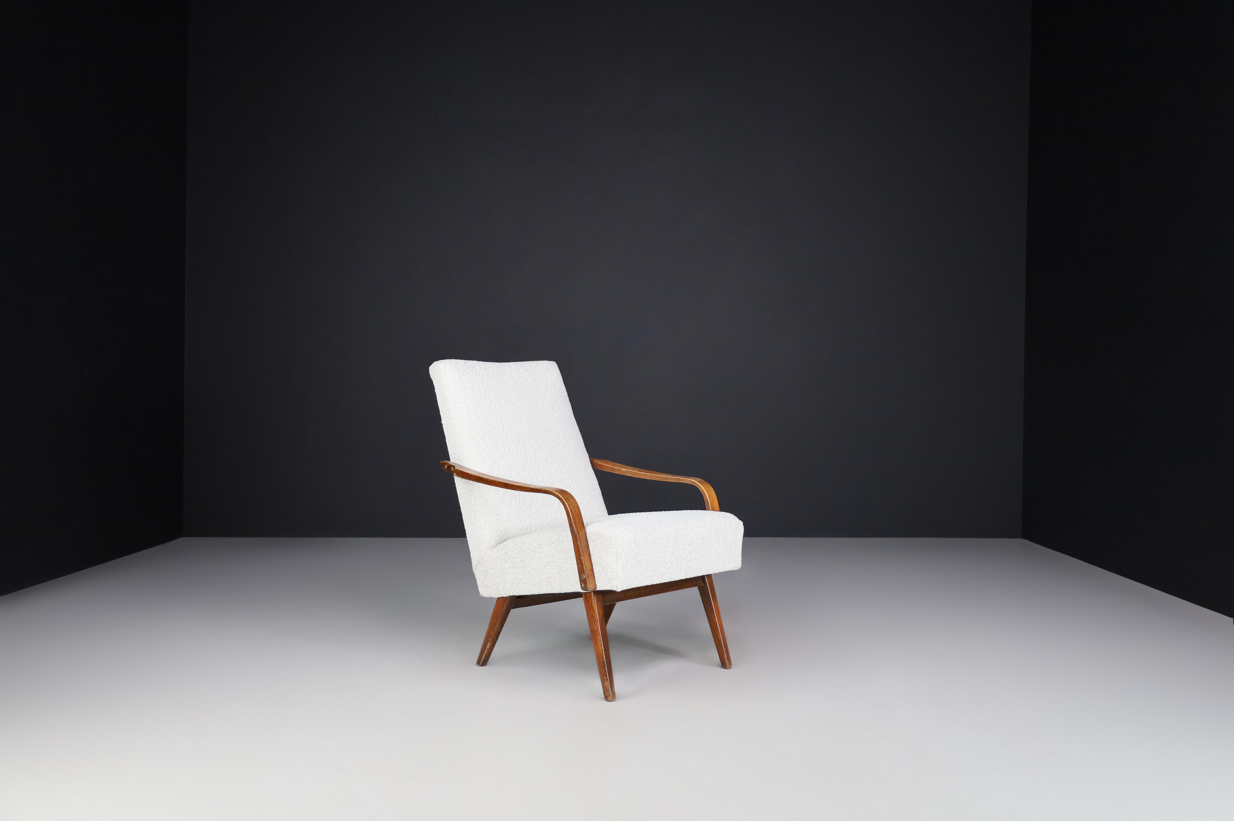 Sessel aus der Mitte des Jahrhunderts, hergestellt und entworfen in Praque, 1950er Jahre.    (Bouclé) im Angebot