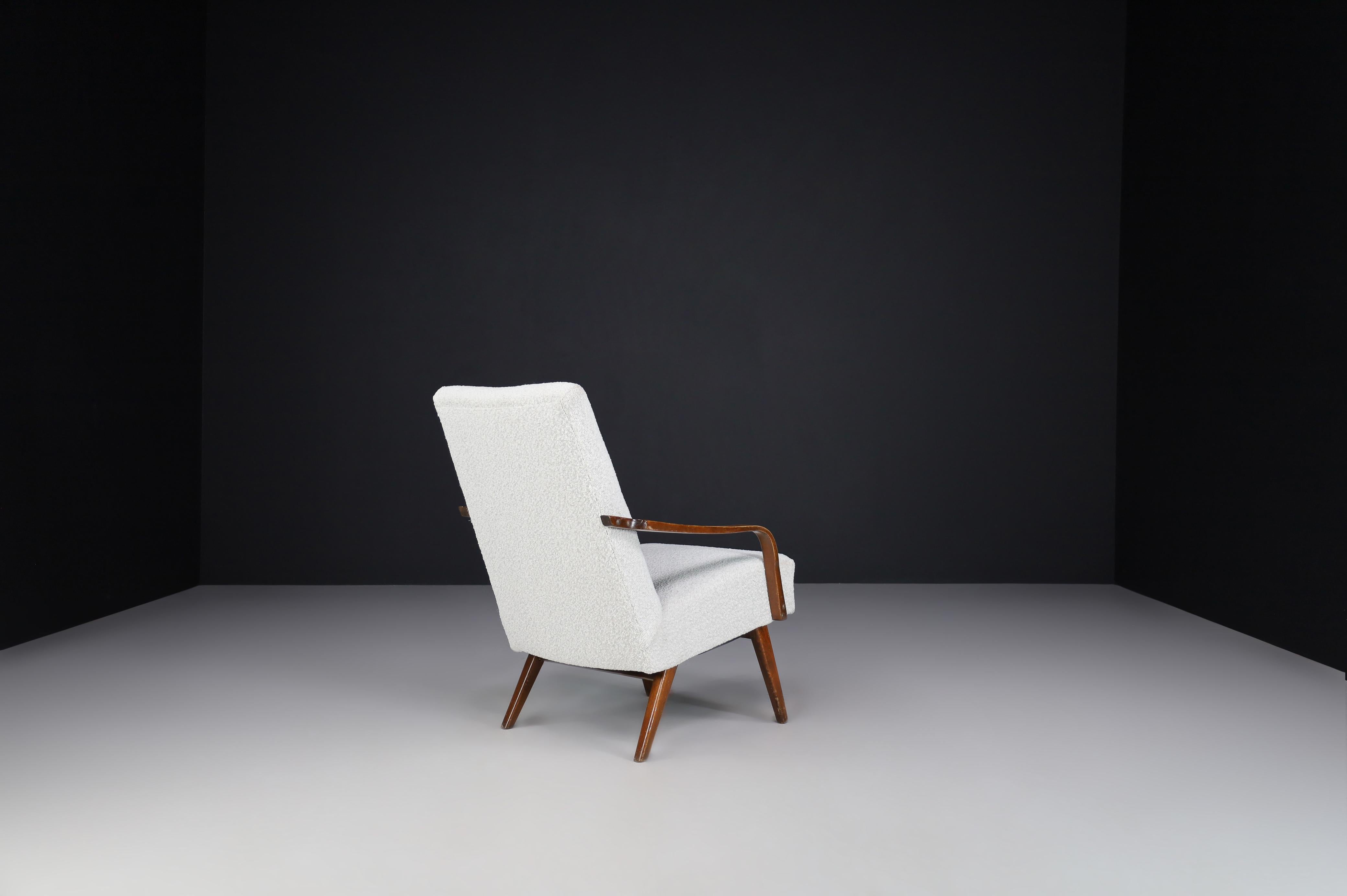 Sessel aus der Mitte des Jahrhunderts, hergestellt und entworfen in Praque, 1950er Jahre.    im Angebot 1