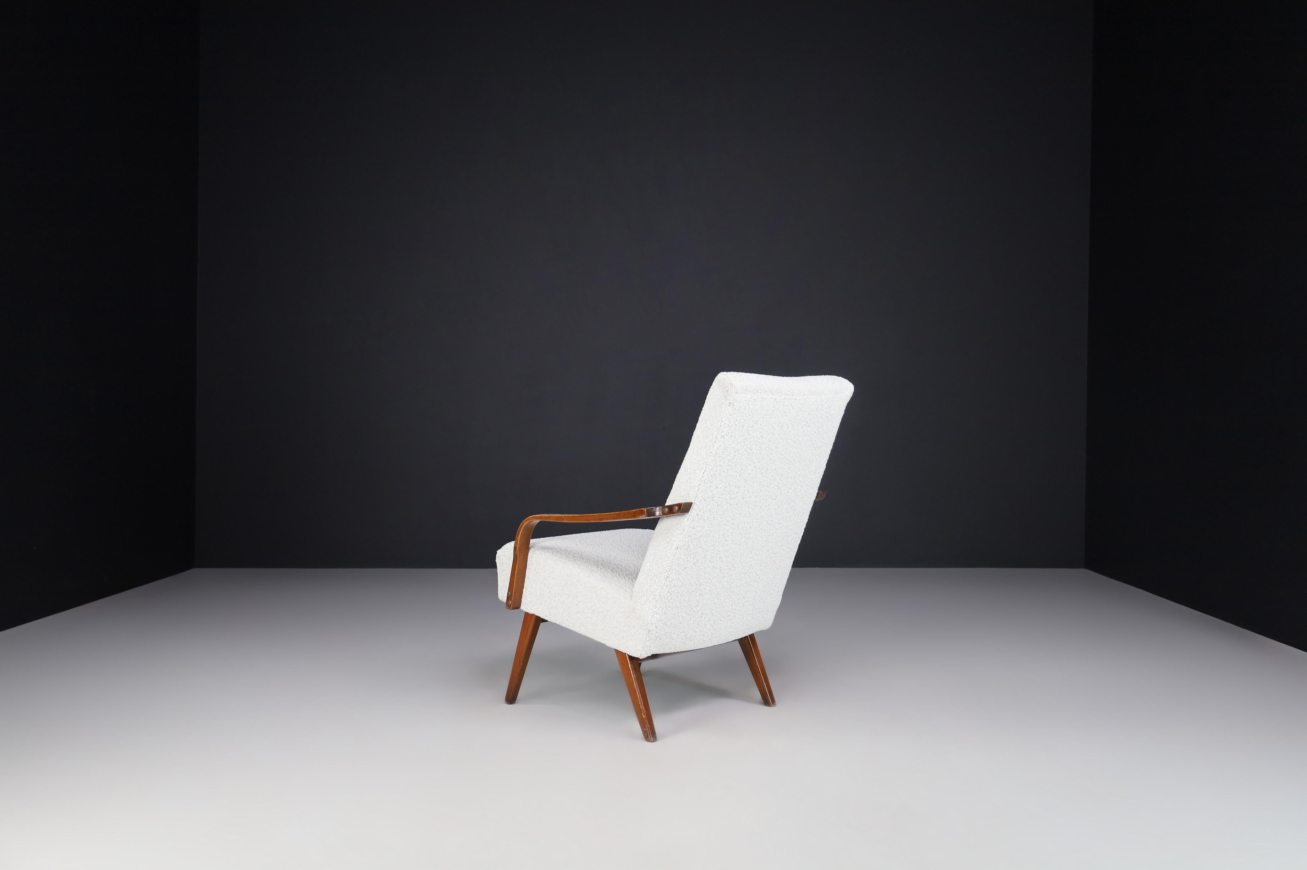 Sessel aus der Mitte des Jahrhunderts, hergestellt und entworfen in Praque, 1950er Jahre.    im Angebot 2