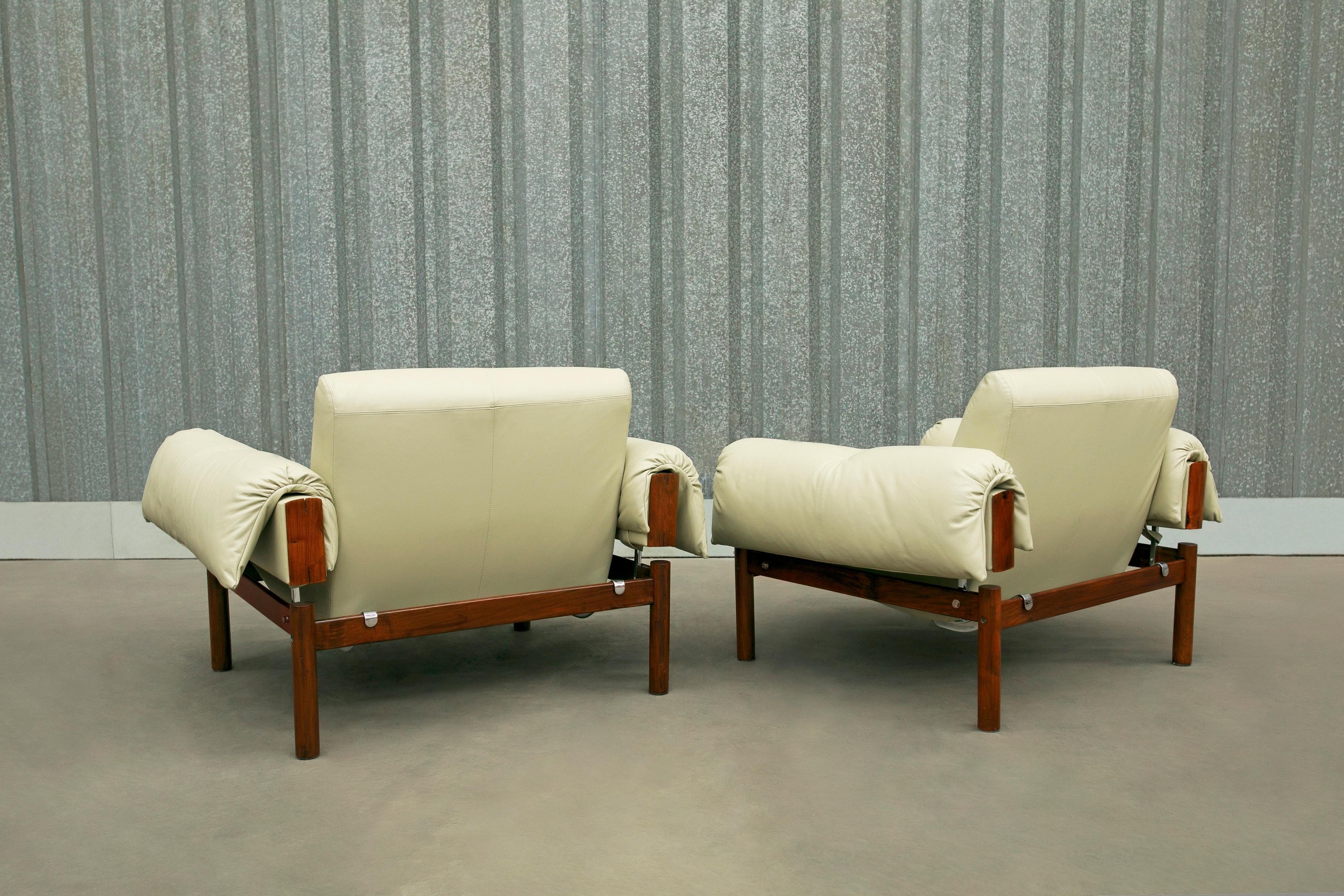 Brazilian Midcentury Armchairs MP-13 by Percival Lafer in Hardwood & Beige Leather, Brazil For Sale
