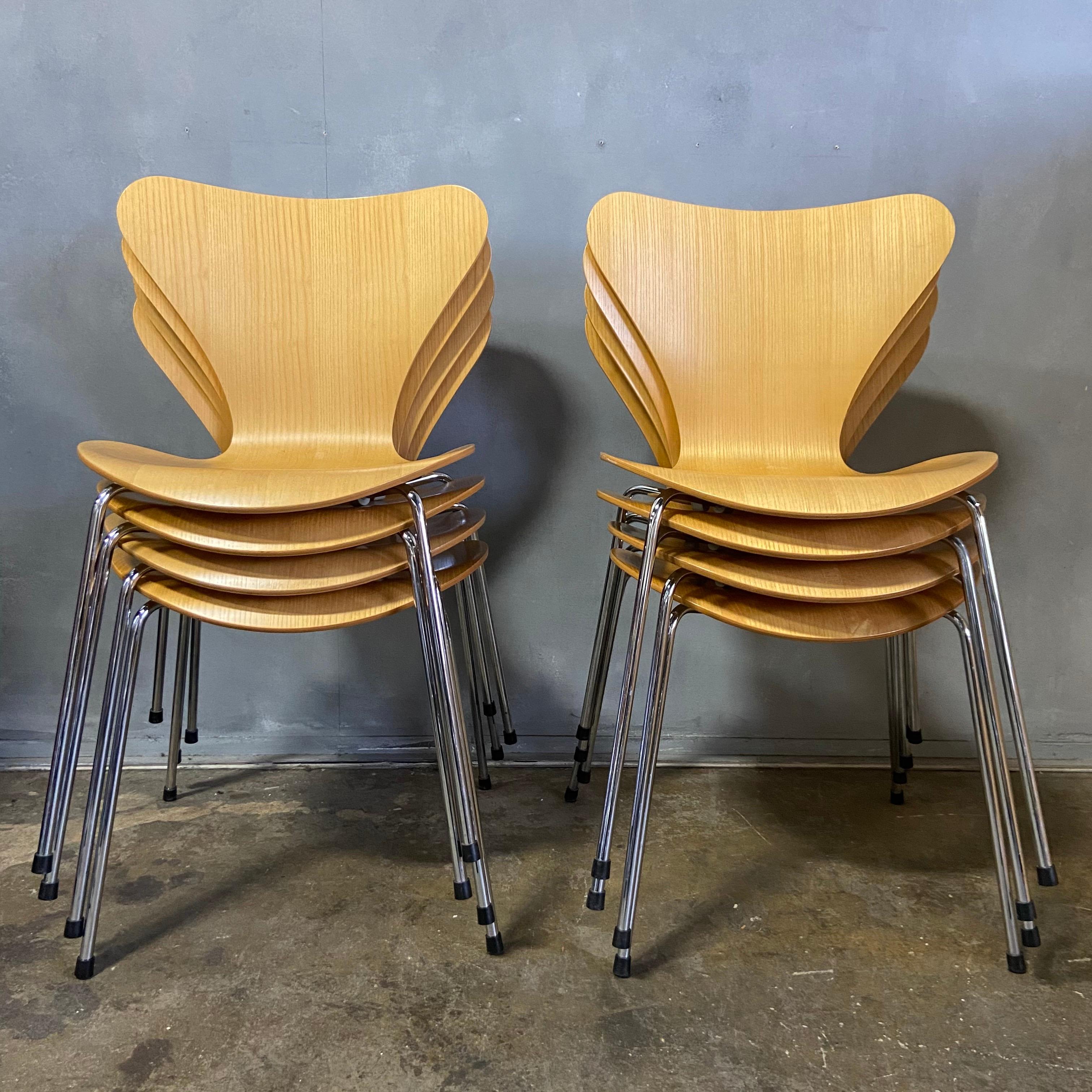 Bis zu 24 Stühle der Serie 7 von Arne Jacobsen für Fritz Hansen. Dieses ikonische Design ist einer der erfolgreichsten Stühle, die je aus dieser Ära produziert wurden. Unglaublich bequem und vielseitig.

   