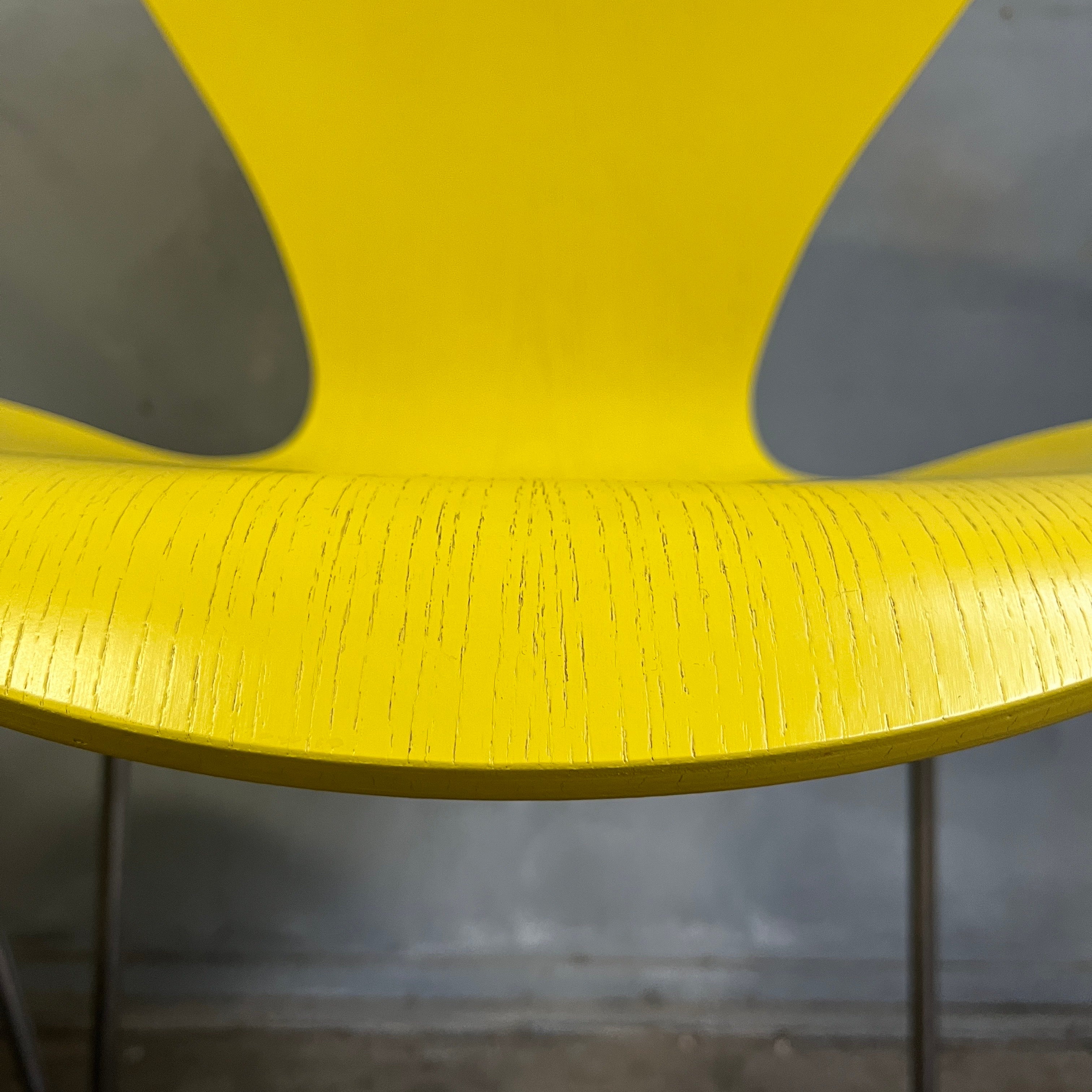 Série 7 chaises Arne Jacobsen du milieu du siècle Sunny Yellow en vente 4