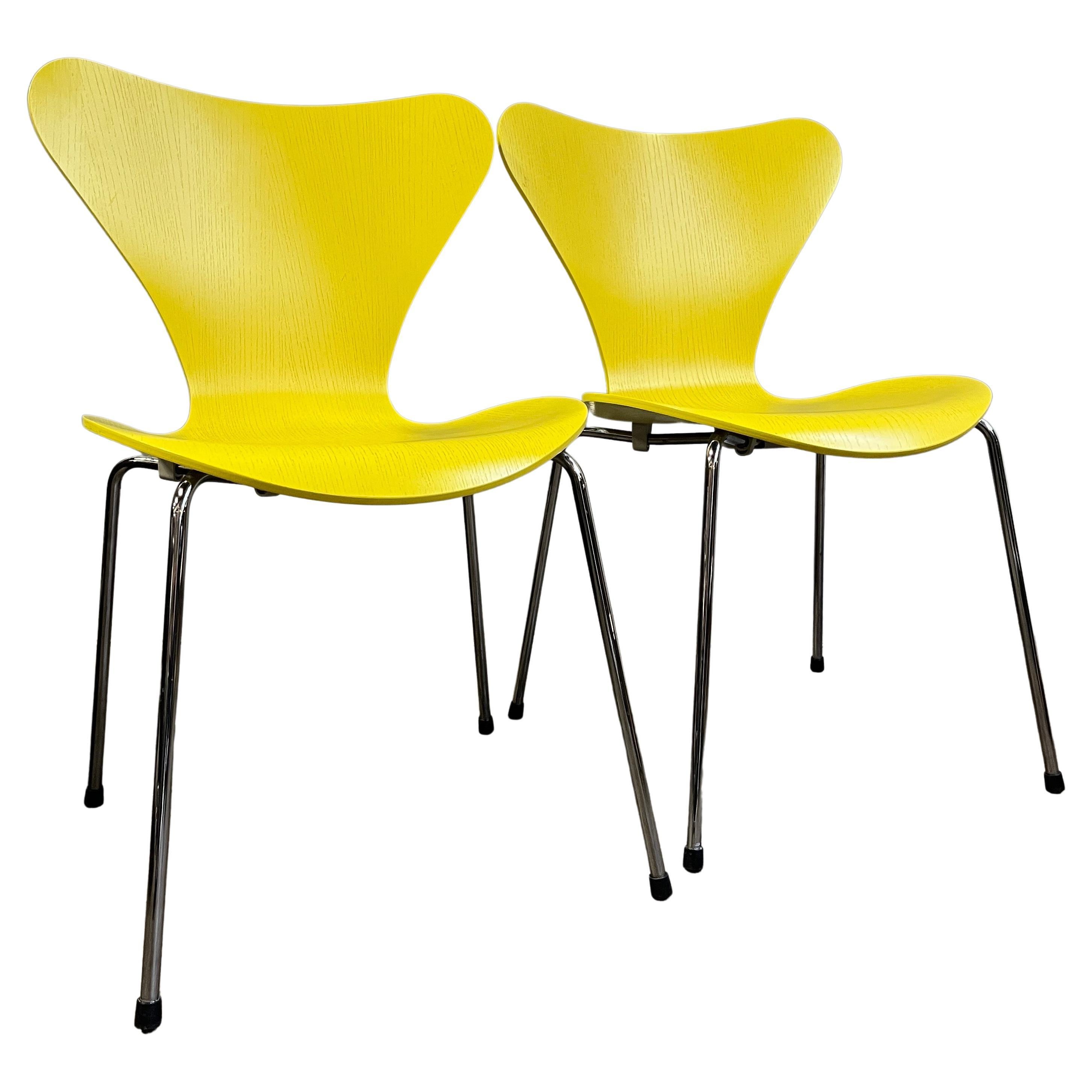 Ein Paar gelbe Stühle der Serie 7 von Arne Jacobsen für Fritz Hansen. Keine wirklichen Abnutzungserscheinungen. Dieses ikonische Design ist einer der erfolgreichsten Stühle, die je aus dieser Ära produziert wurden. Unglaublich bequem und