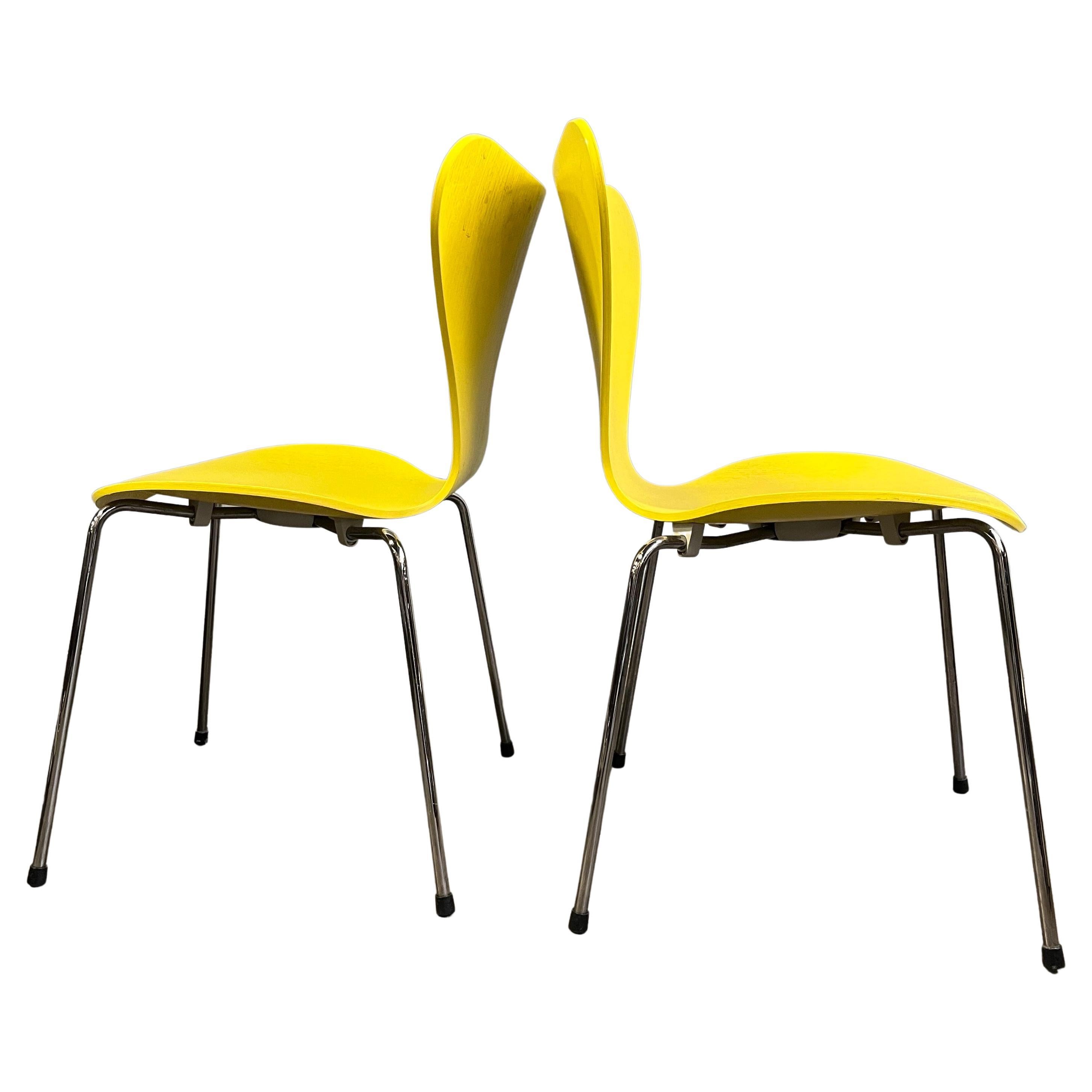 Scandinave moderne Série 7 chaises Arne Jacobsen du milieu du siècle Sunny Yellow en vente