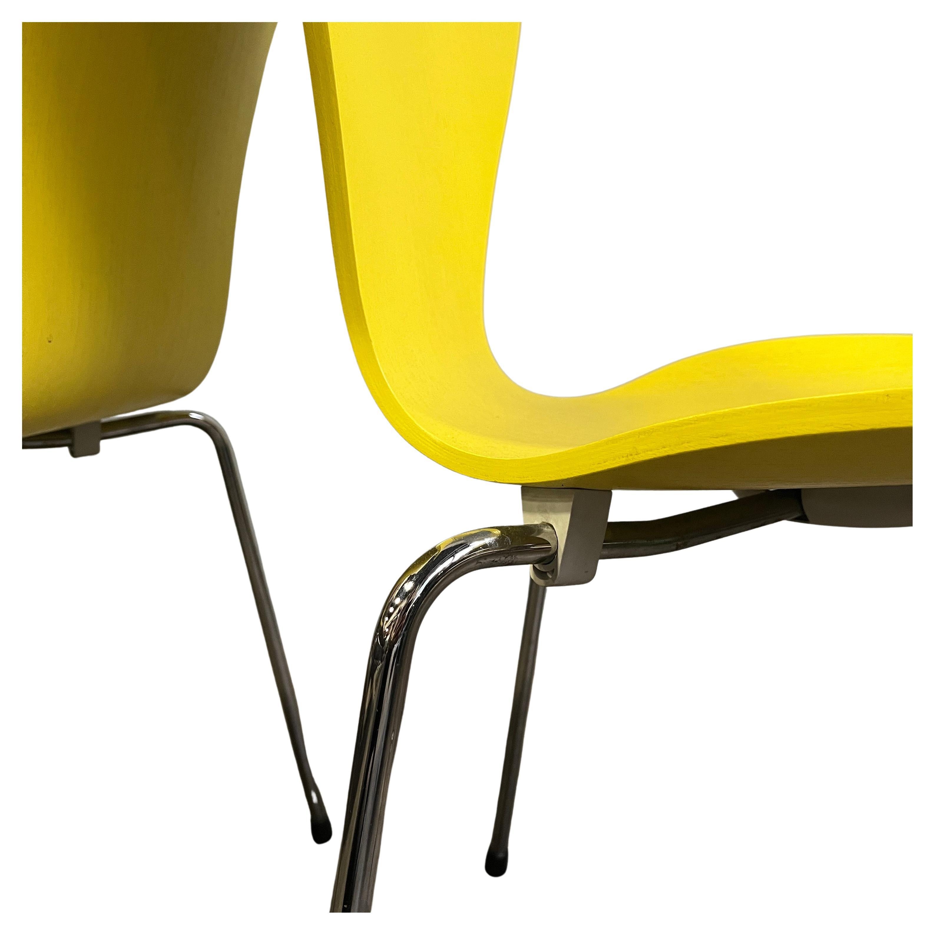 Midcentury Arne Jacobsen Serie 7 Stühle Sonnig Gelb im Zustand „Gut“ im Angebot in BROOKLYN, NY