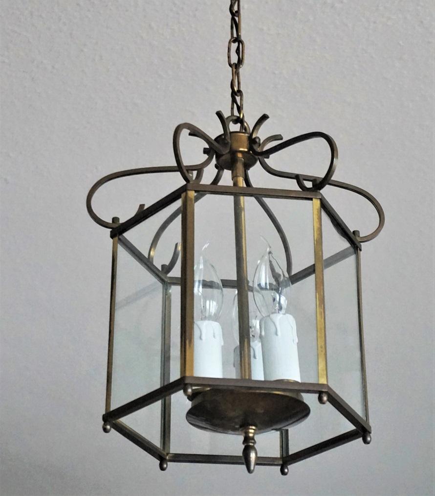 Effet bronze Lanterne à trois lumières Art Déco hexagonale en laiton et verre transparent du milieu du siècle dernier en vente