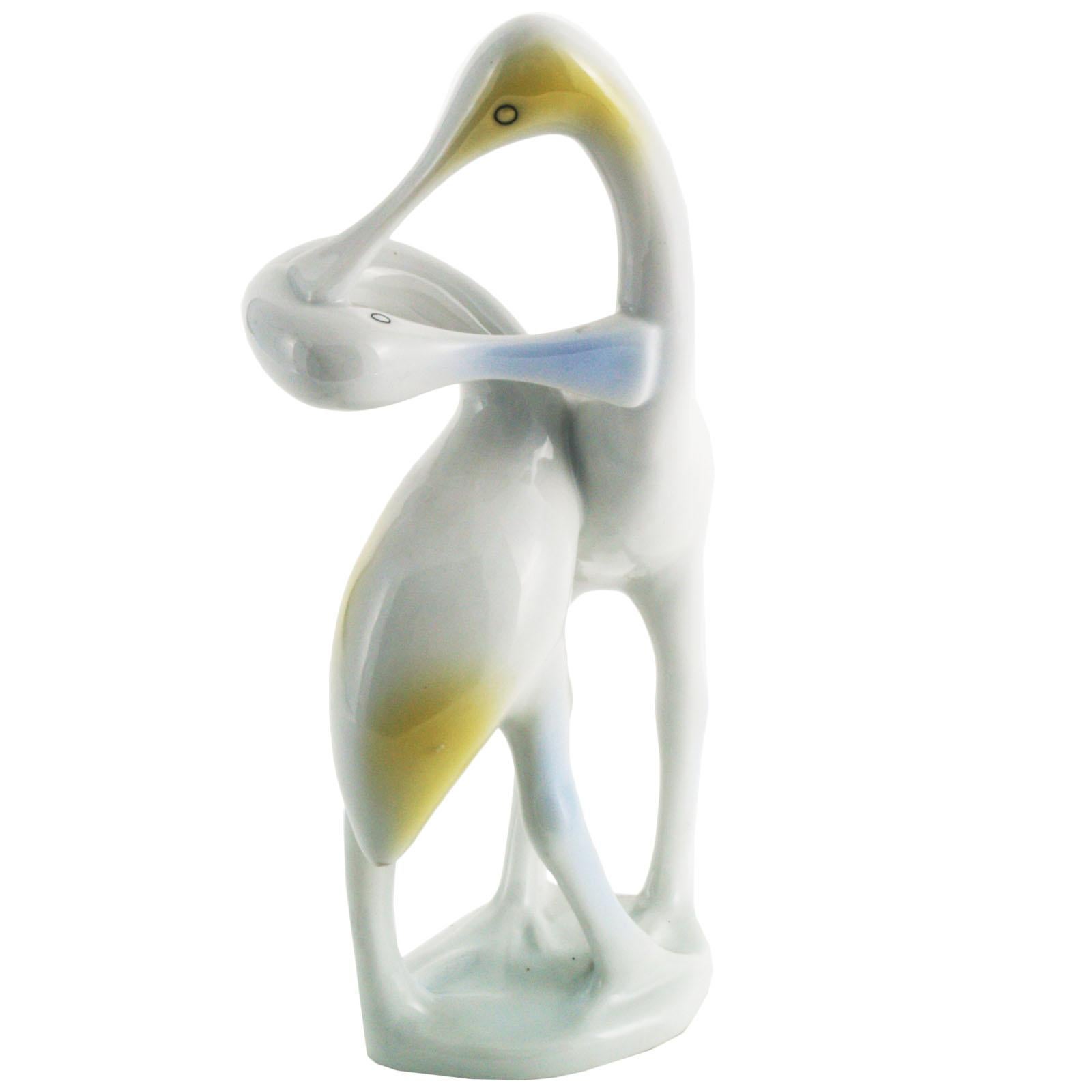 Art déco  Double cygnes statuettes en porcelaine hongroise Art Déco par Holloaza  en vente
