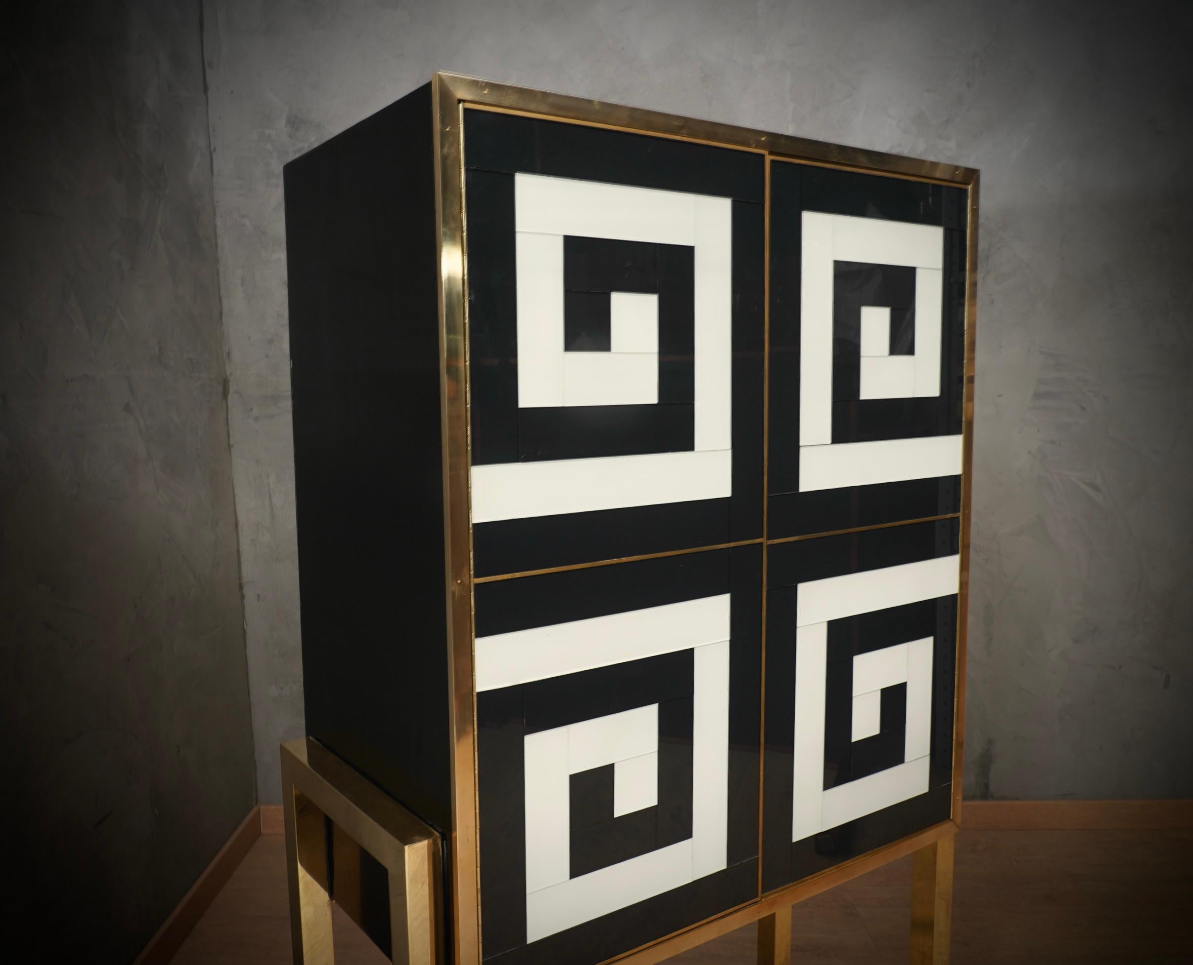 MidCentury Inspired Art Glass and Brass Black and White Dry Bar, 1990 In Good Condition For Sale In Rome, IT