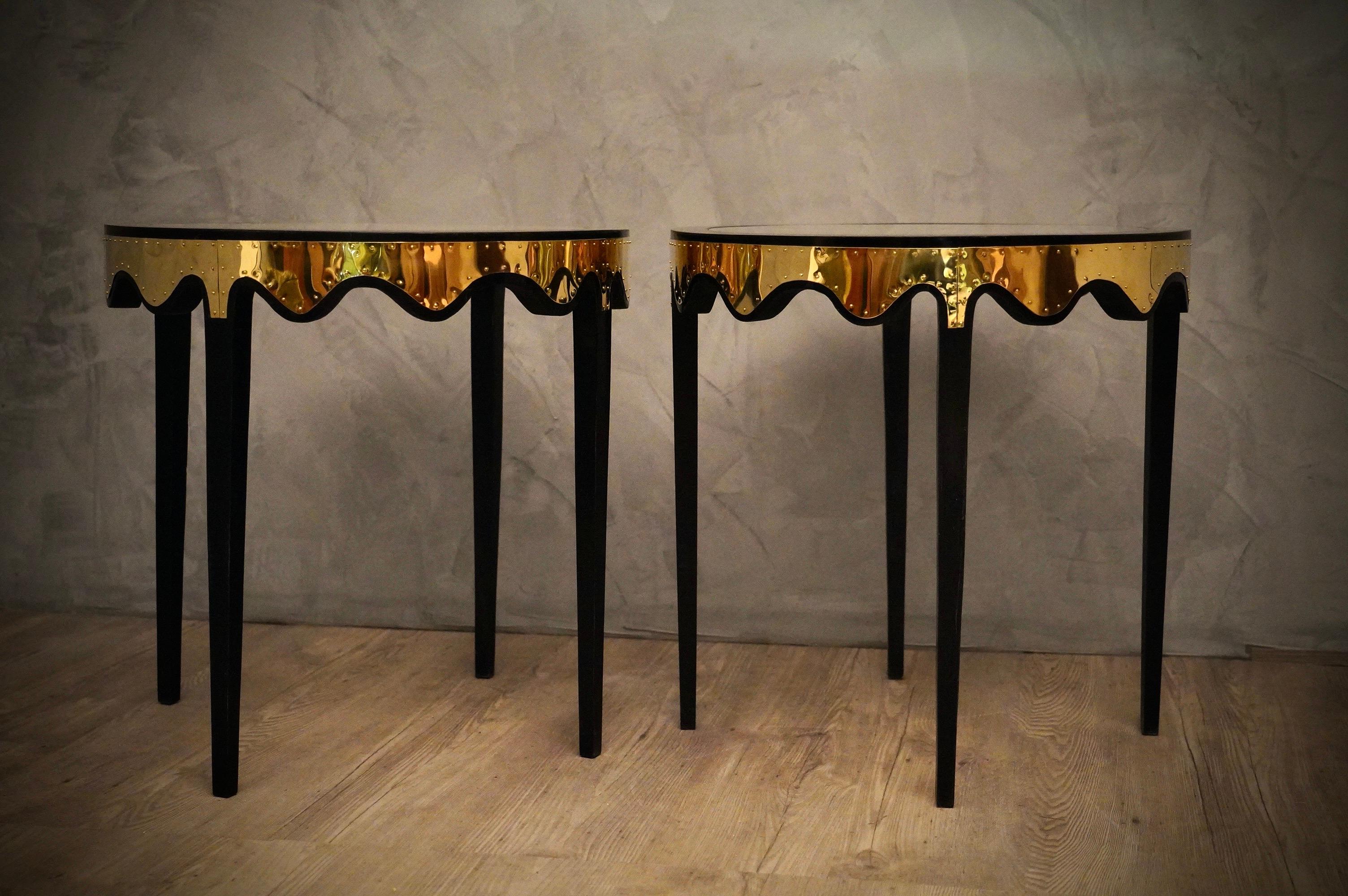 Midcentury Art Glass Schwarzer Schellack und Messing Italienische Sofa Beistelltische, 1950 (Mitte des 20. Jahrhunderts) im Angebot
