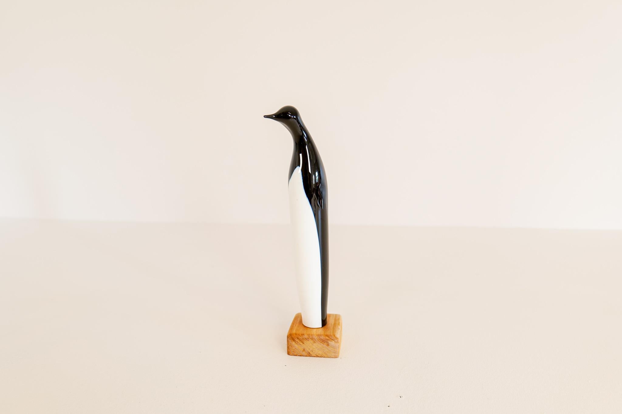 Penguin aus Kunstglas aus der Mitte des Jahrhunderts von Kosta Vicke Lindstrand, 1950er Jahre, Schweden (Moderne der Mitte des Jahrhunderts) im Angebot