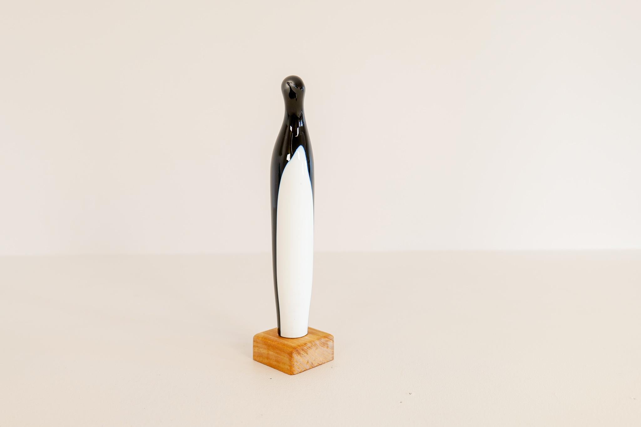 Penguin aus Kunstglas aus der Mitte des Jahrhunderts von Kosta Vicke Lindstrand, 1950er Jahre, Schweden (Handgefertigt) im Angebot