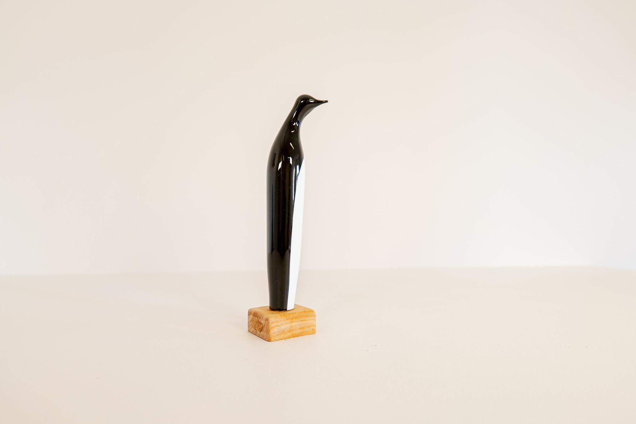 Penguin aus Kunstglas aus der Mitte des Jahrhunderts von Kosta Vicke Lindstrand, 1950er Jahre, Schweden (Glas) im Angebot