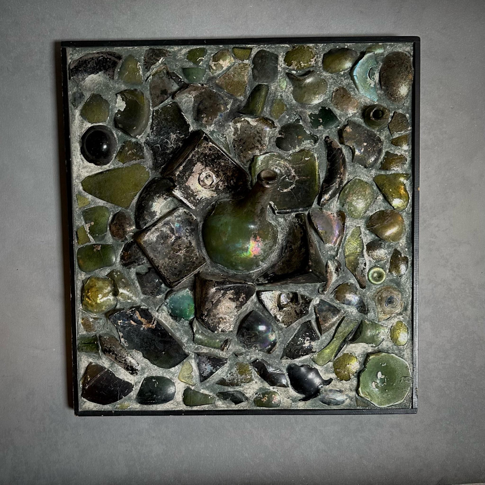Panneau d'art du milieu du siècle composé de restes de bouteilles en verre antiques en vente 2