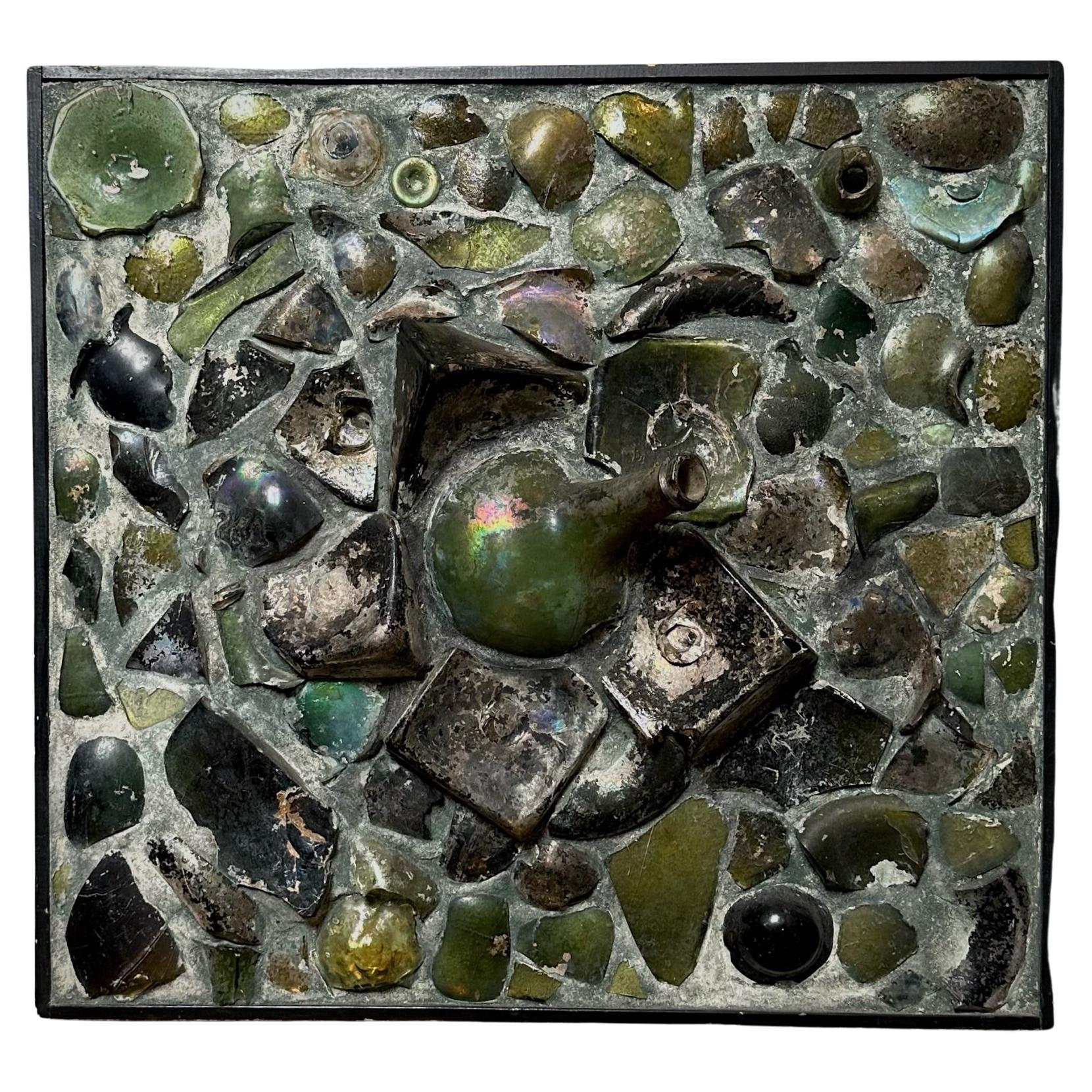 Panneau d'art du milieu du siècle composé de restes de bouteilles en verre antiques en vente