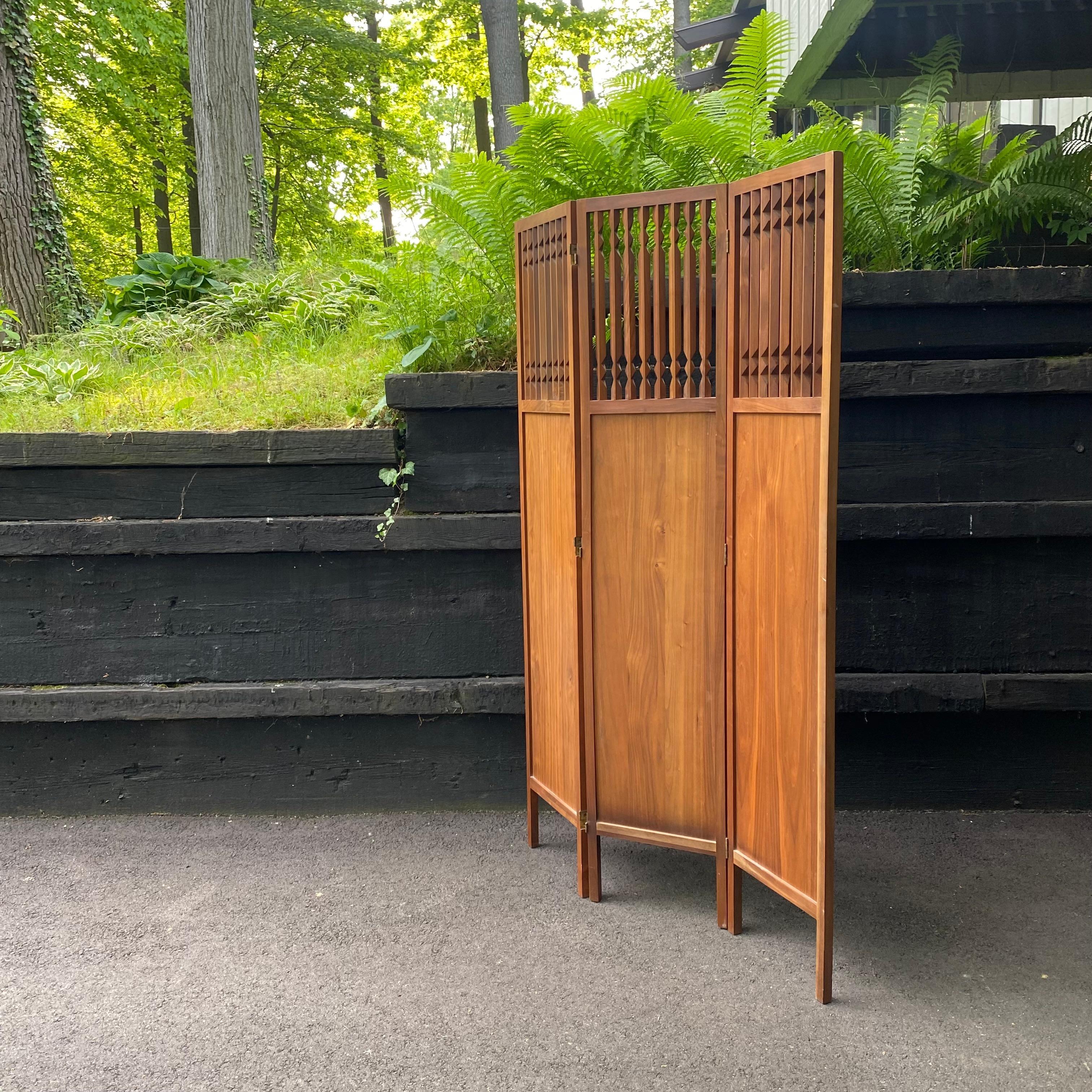 Midcentury Arthur Umanoff Washington Woodcraft 1964 Walnut Room Divider Screen In Good Condition In Munroe Falls, OH