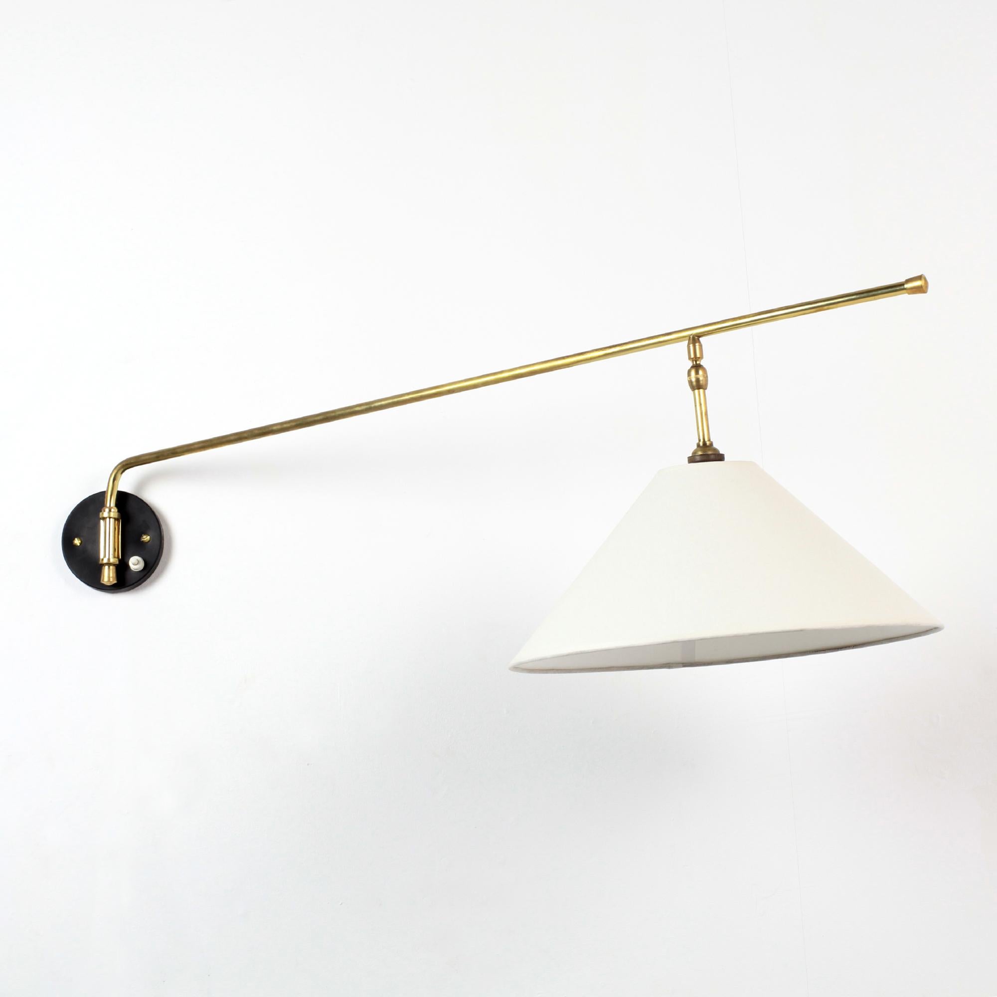 French wall lamp from the 50s composed of an articulated brass arm with a 180° rotation
The lampshade refurbished in cream cotton is also adjustable thanks to its brass ball joint.
Perfect directional light for reading.