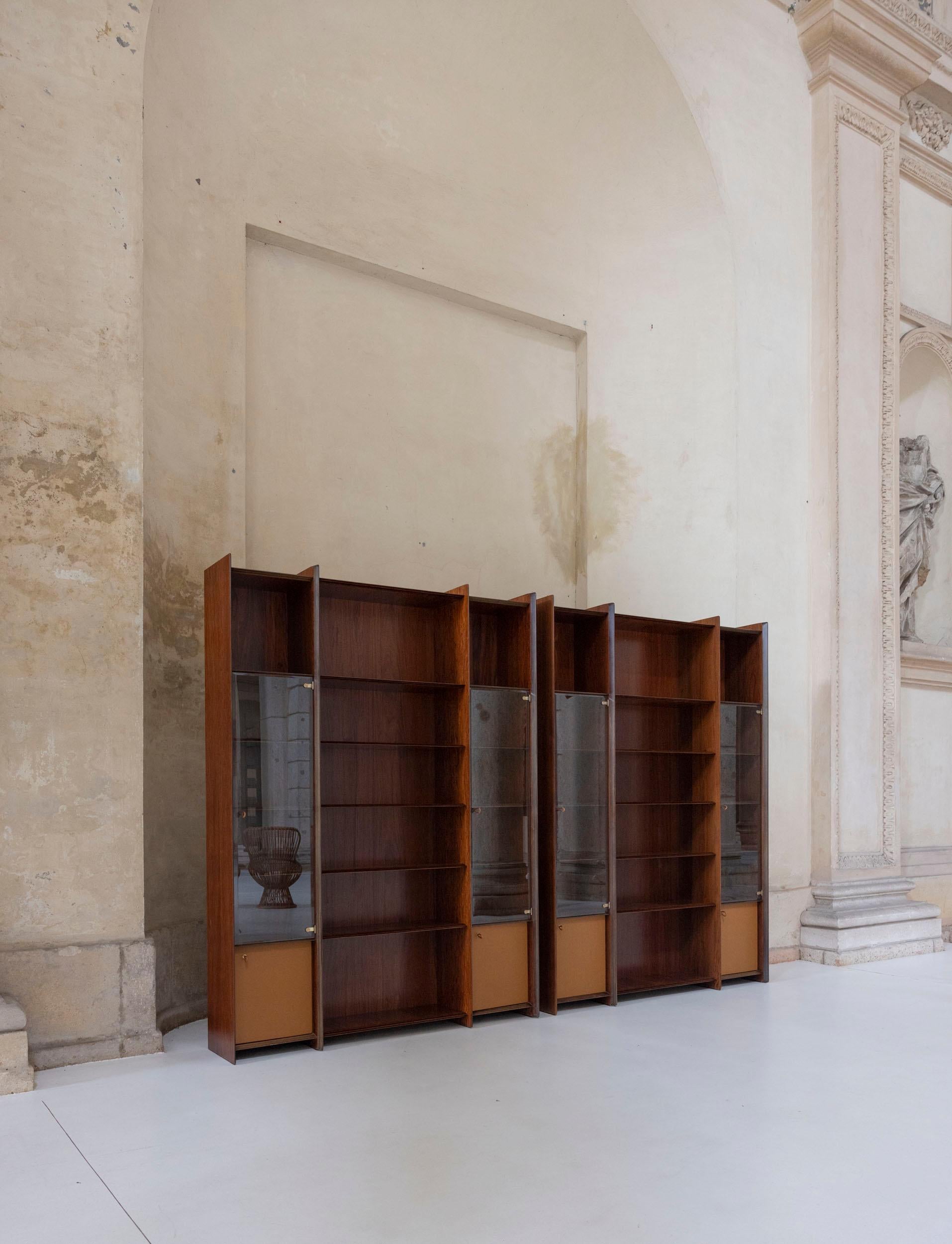 Superbe bibliothèque Artona conçue par Afra et Tobia Scarpa pour Maxalto en Italie en 1970. 
Cette pièce emblématique présente plusieurs étagères, certaines fermées par un verre biseauté avec poignée en cuir à gauche et à droite. Deux espaces fermés