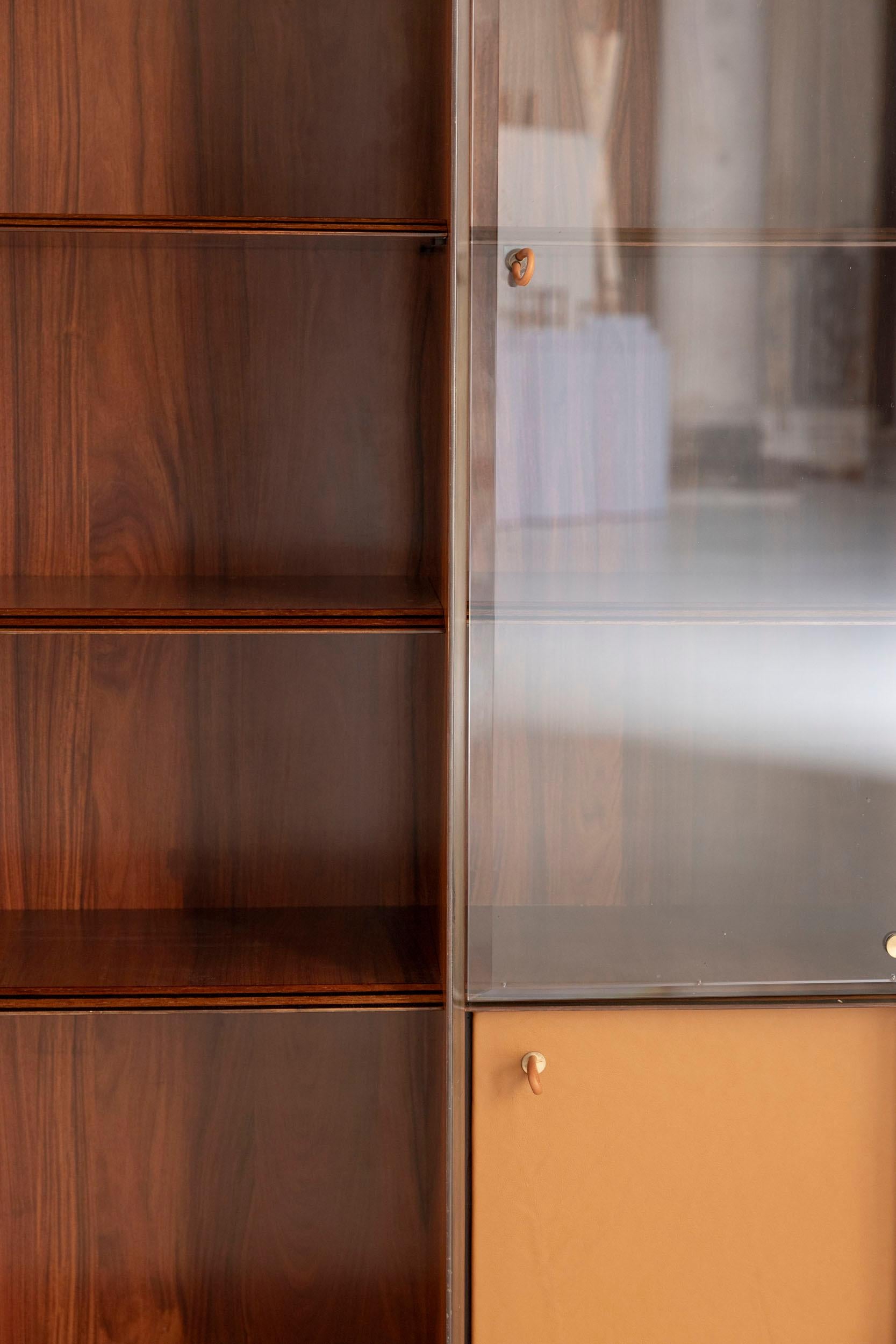 Midcentury  Bibliothèque en bois et cuir d'Afra et Tobia Scarpa pour Maxalto en vente 2