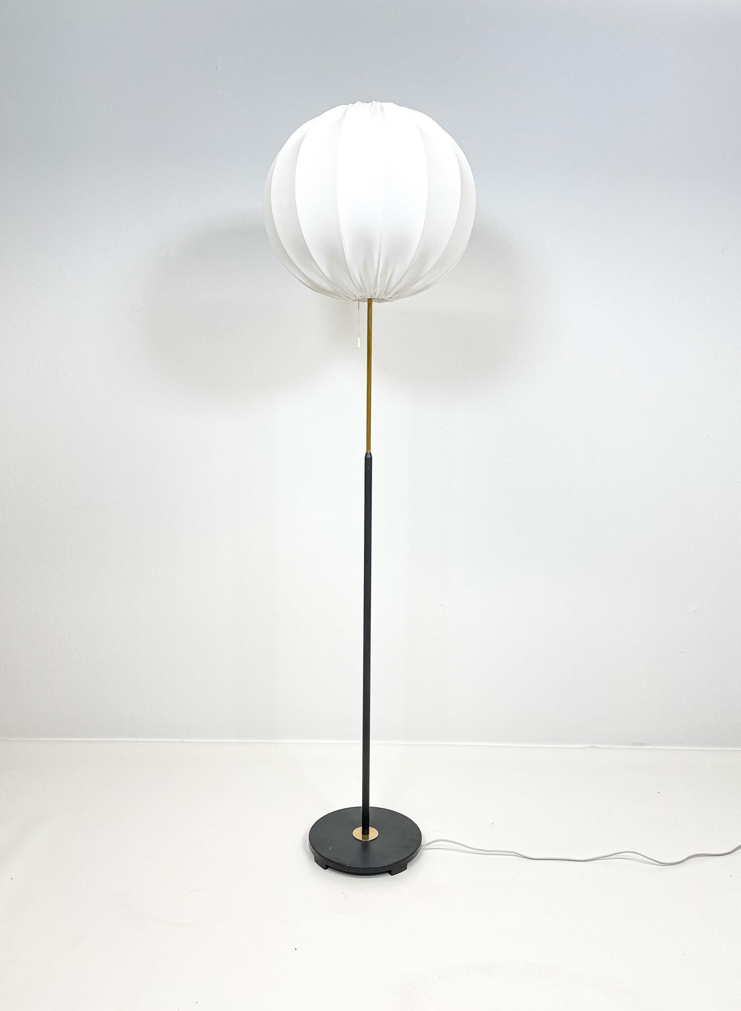A gorgeous floor lamp made in brass, base in metall and black hardened plastic. Produced for ASEA this wonderful lamp was most likely designed by Hans Bergström.

Good working condition. The shade cloud sahde made in cotton is not original it’s a