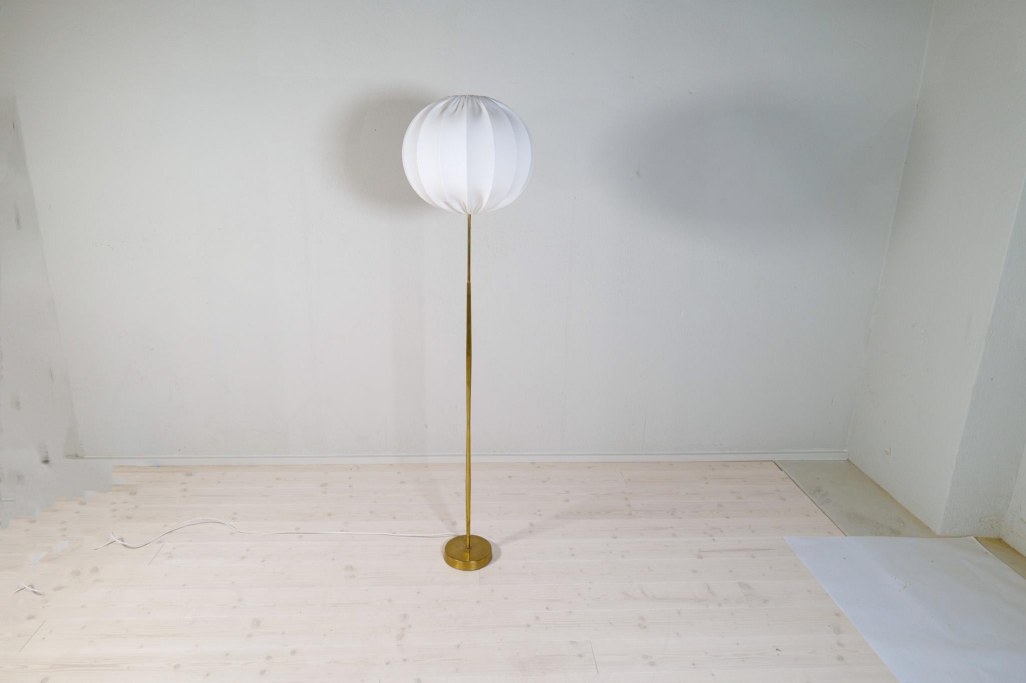 Svedese Lampada da terra ASEA moderna di metà secolo in ottone con paralume rotondo in cotone, Svezia, anni '60 in vendita