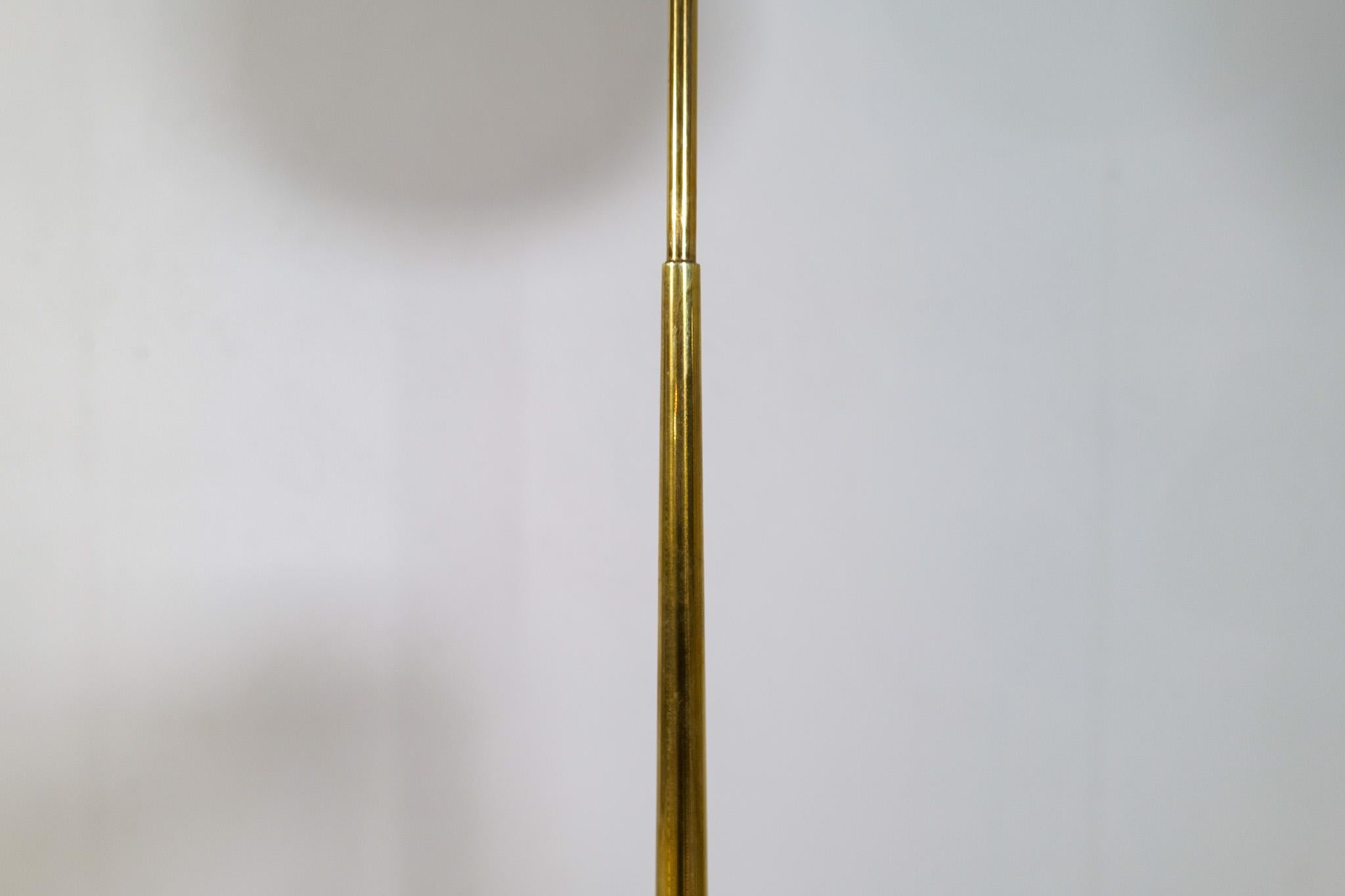 Lampada da terra ASEA moderna di metà secolo in ottone con paralume rotondo in cotone, Svezia, anni '60 in vendita 2