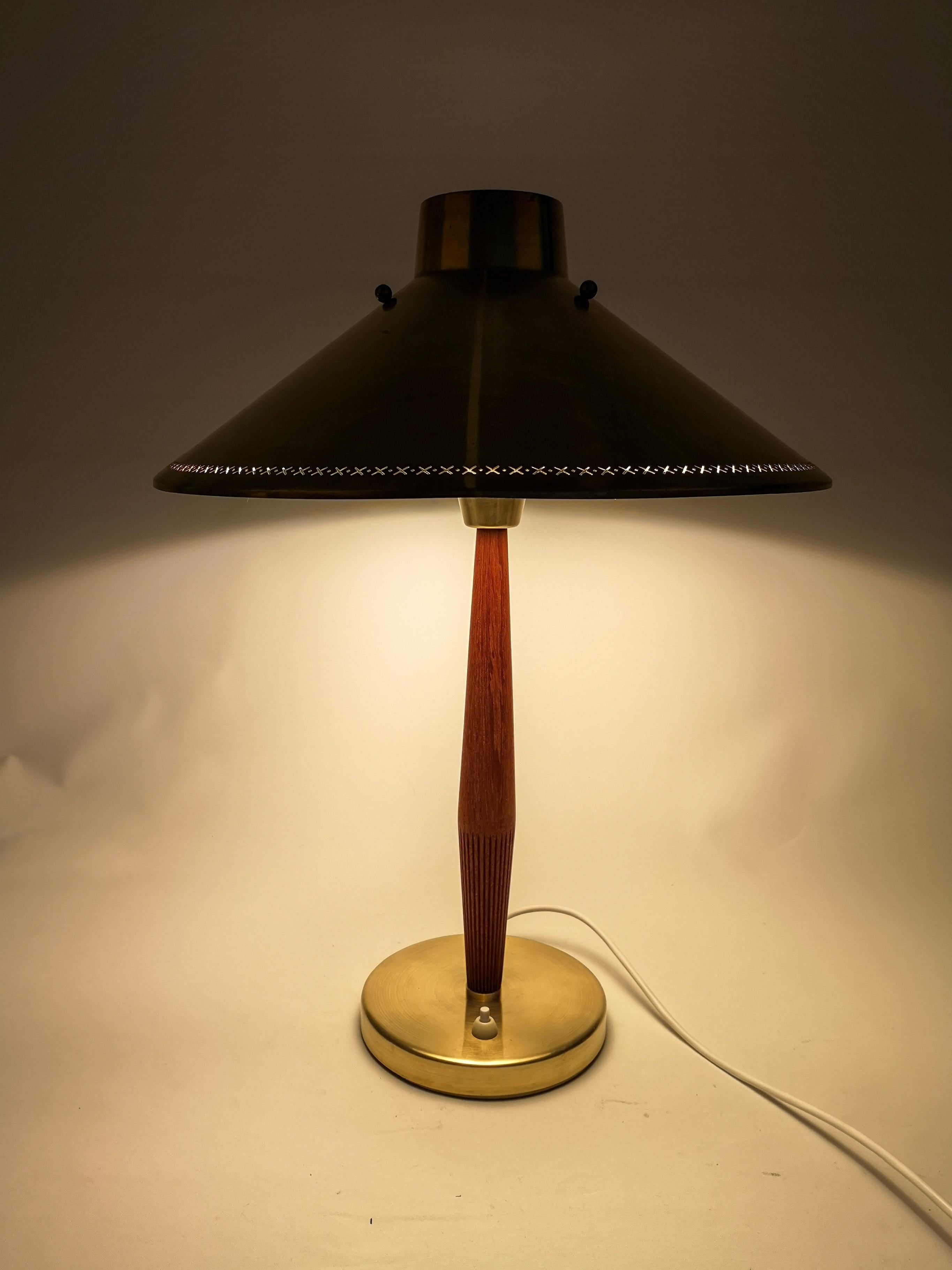 Very nice Swedish table lamp made in 1940 for ASEA and designed by Hans Bergström. Brass with teak in a nice combination. 

Good condition with some wear consistent with age and use

Measurements: H 53 cm, D 40 cm.
 
