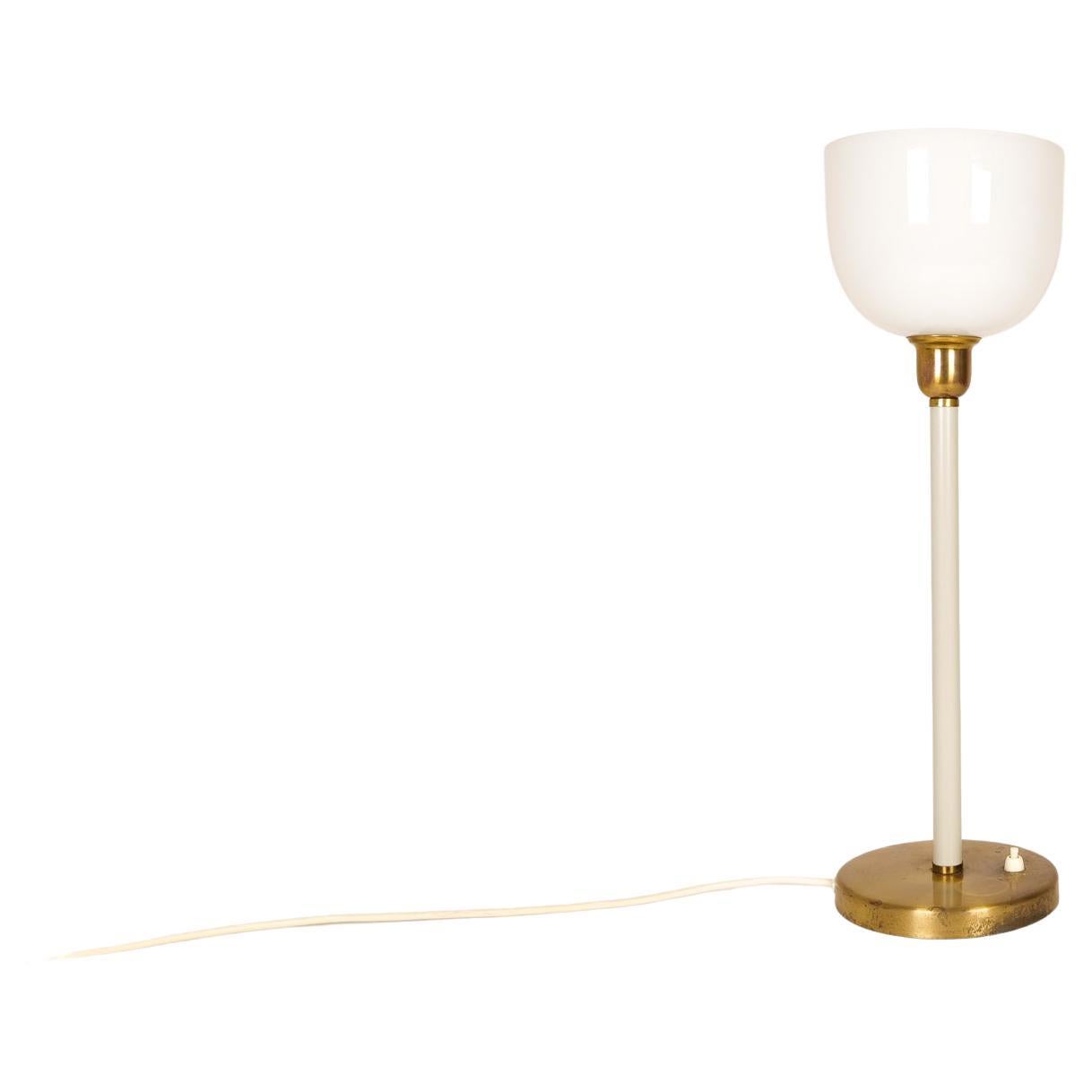 Genuinely nice Swedish table lamp made in the 1940s for ASEA and designed by Hans Bergström. With a brass base and a hard plastic rod leading up to an opaline glass. 

Good vintage condition with some wear consistent with age and use, base with