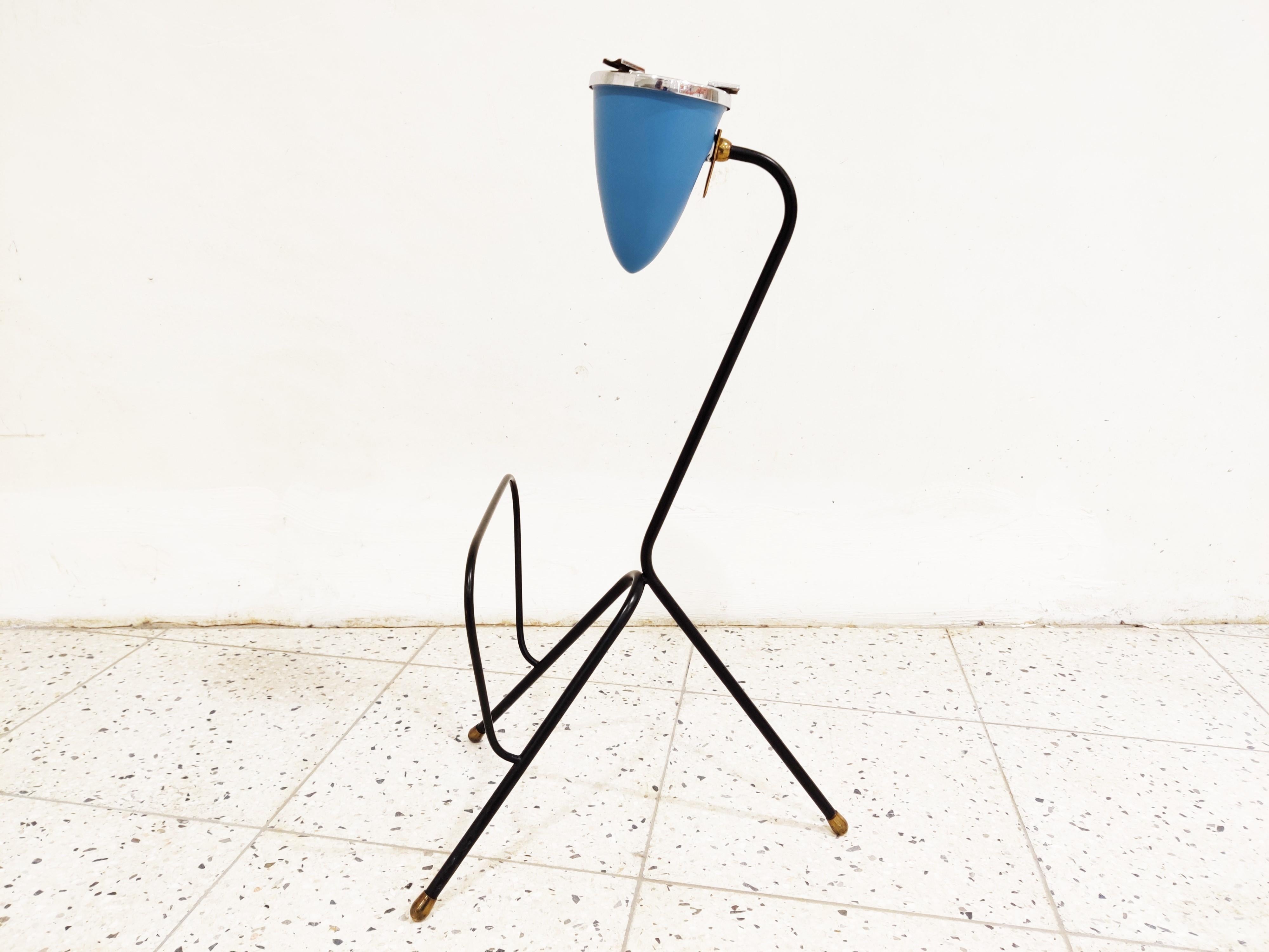 Atomic midcentury ashtray with magazine holder.

Beautifully shaped with brass feet and a blue and chrome ashtray.

Very good condition, barely used.

1960s, Belgium

Good overall condition, a few minor dents.

Measures: Height 56 cm/22.04