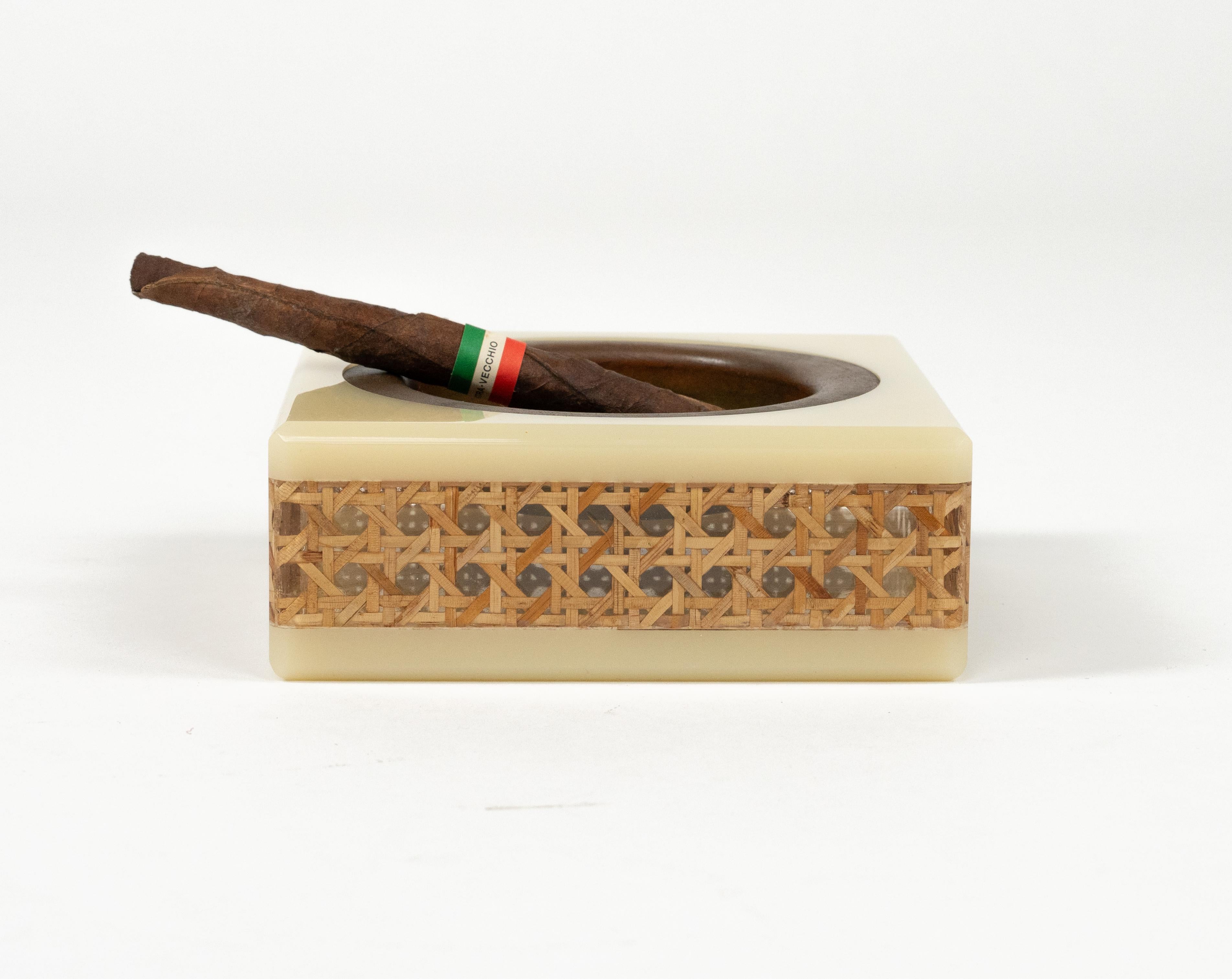 Cendrier du milieu du siècle dernier, en acrylique, rotin et cuivre, style Christian Dior, Italie 1970 en vente 5